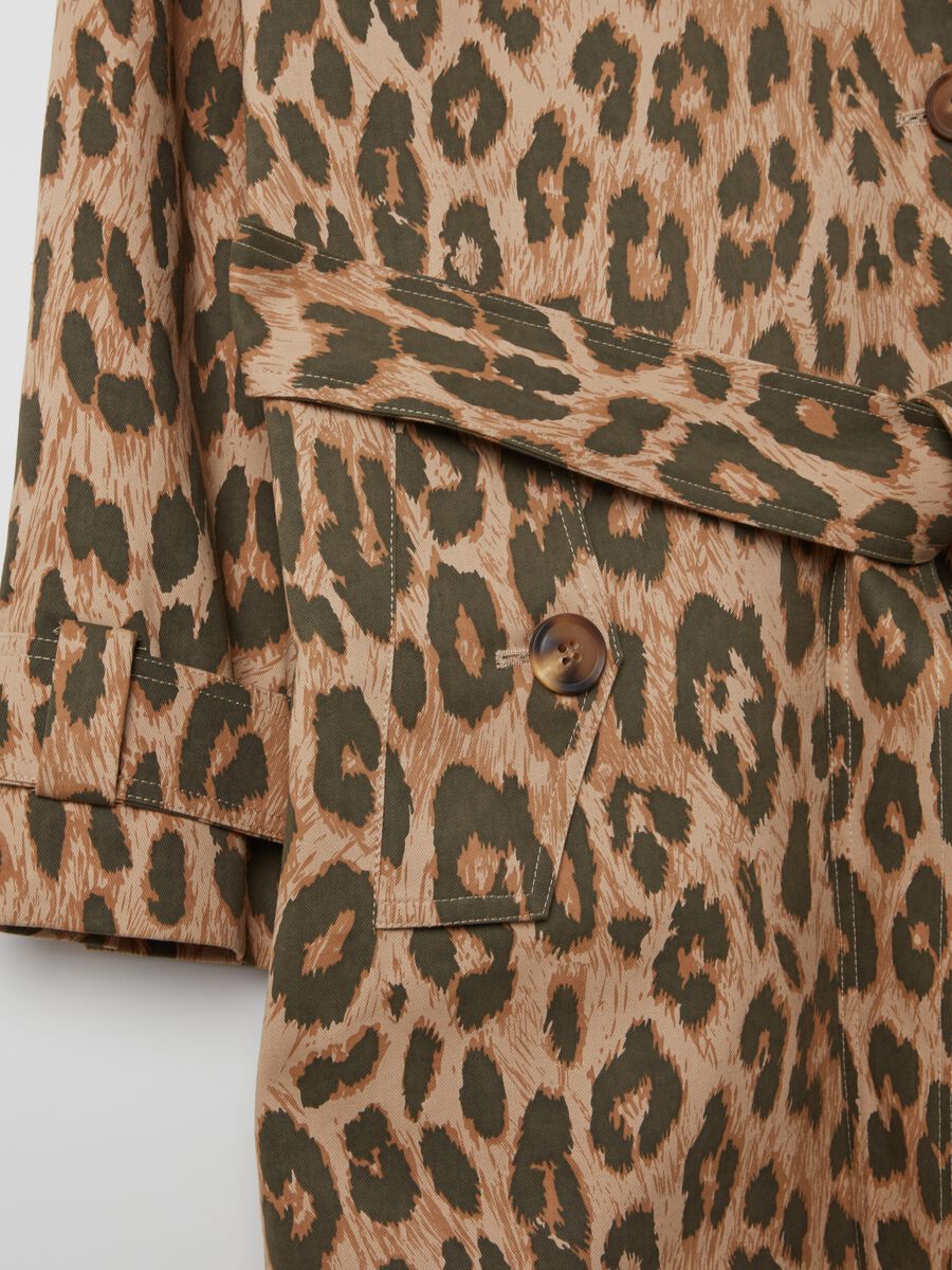 Double-breasted trench coat with animal print_5