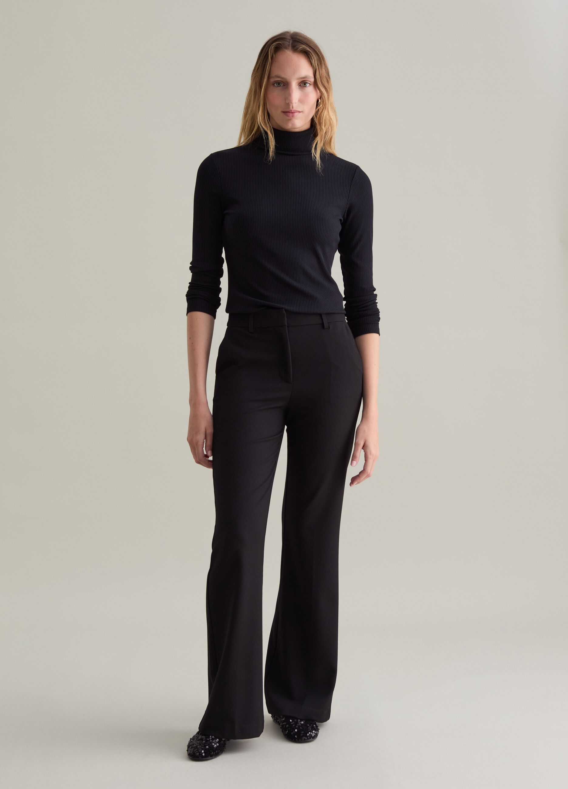 Contemporary flat-ribbed turtleneck pullover