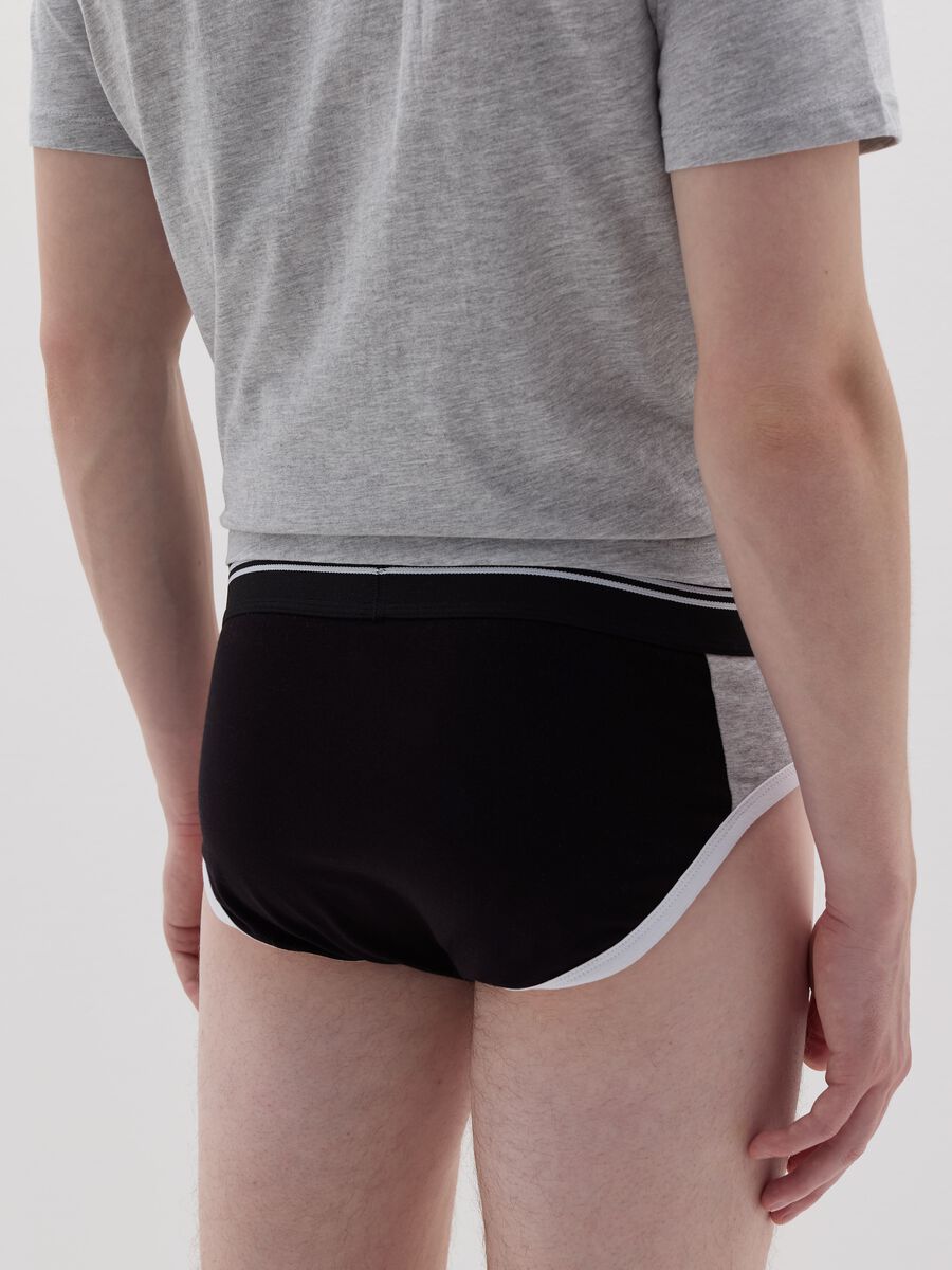 Briefs with contrasting details_2