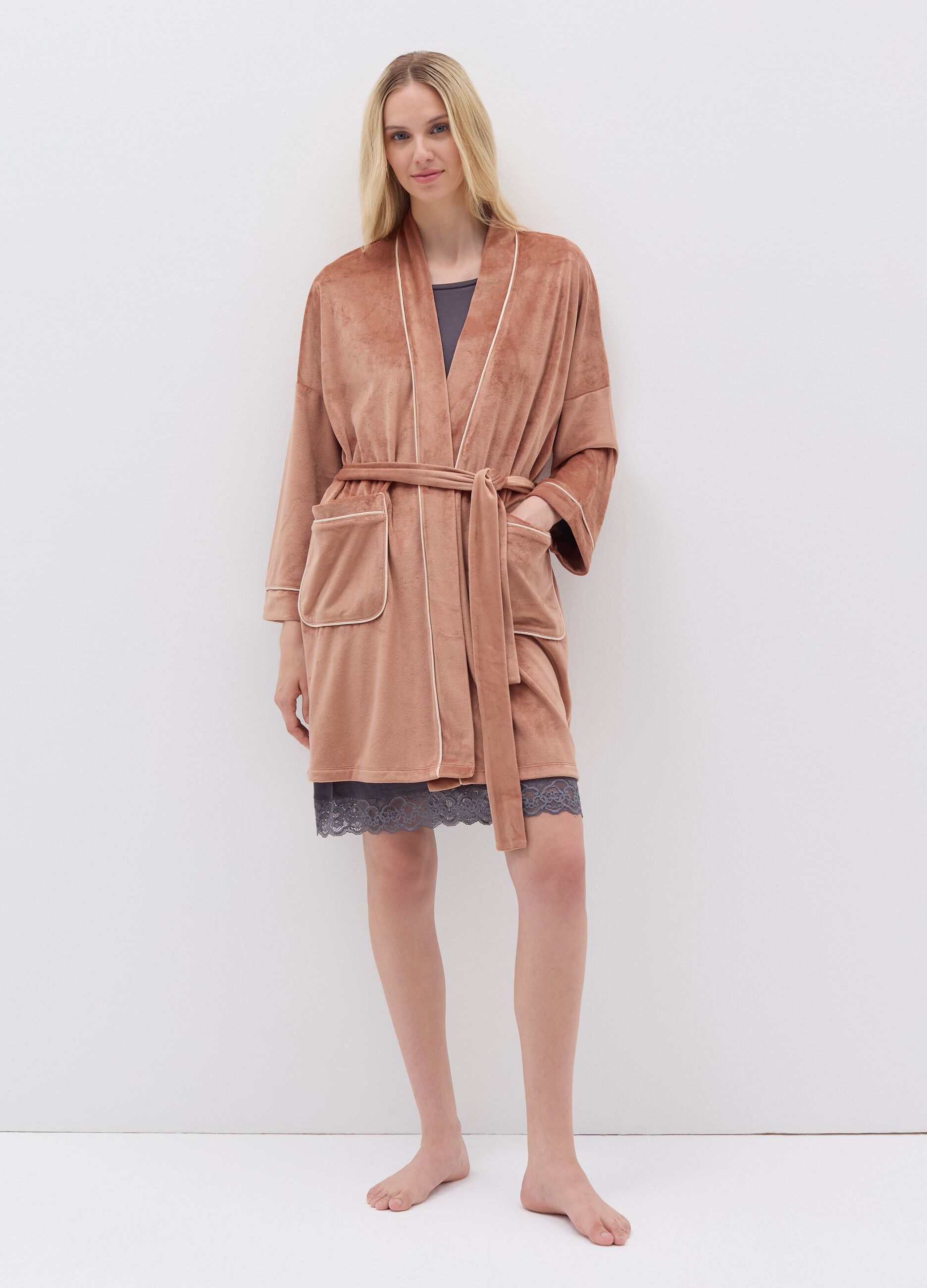 Short dressing gown with contrasting piping