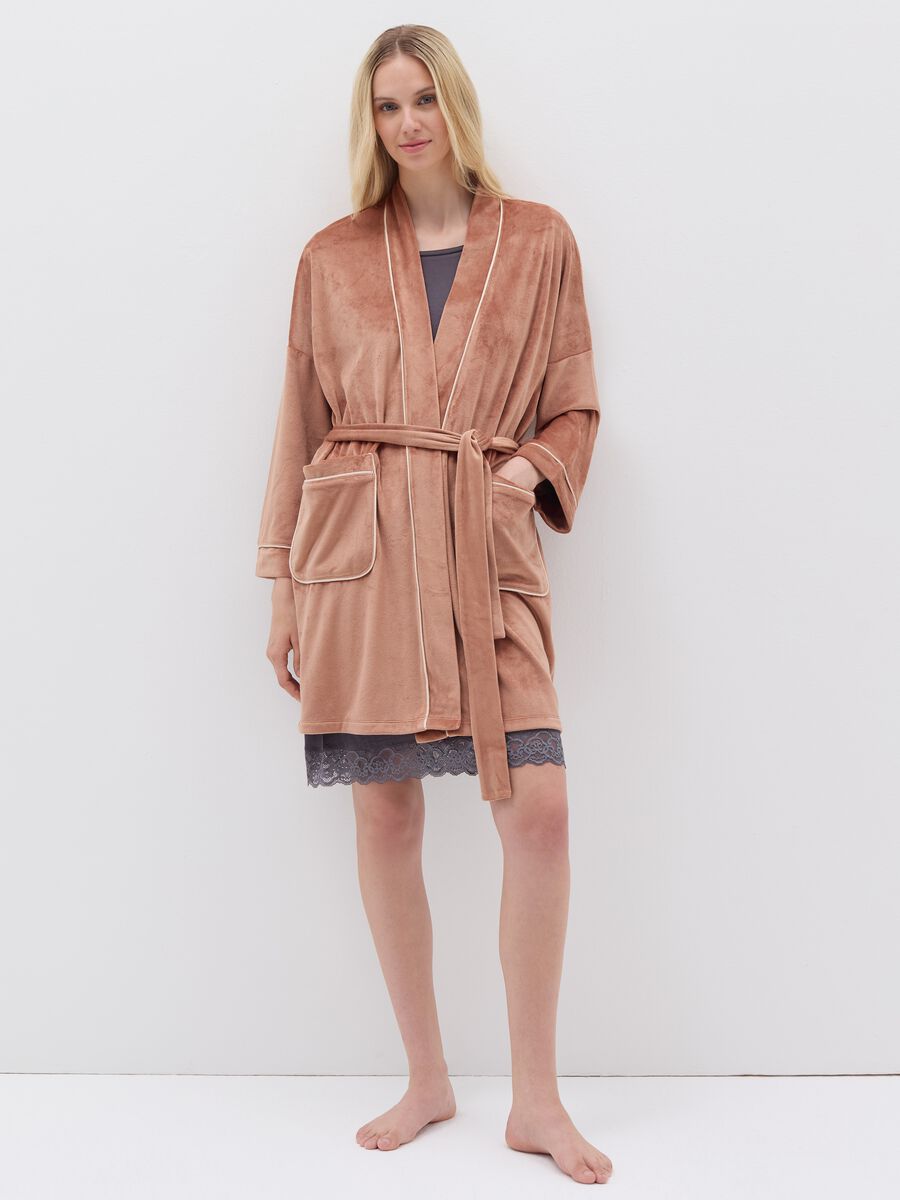 Short dressing gown with contrasting piping_0