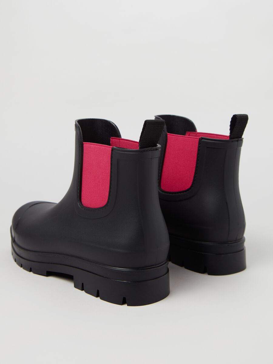 Waterproof boots with contrasting colour bands_2