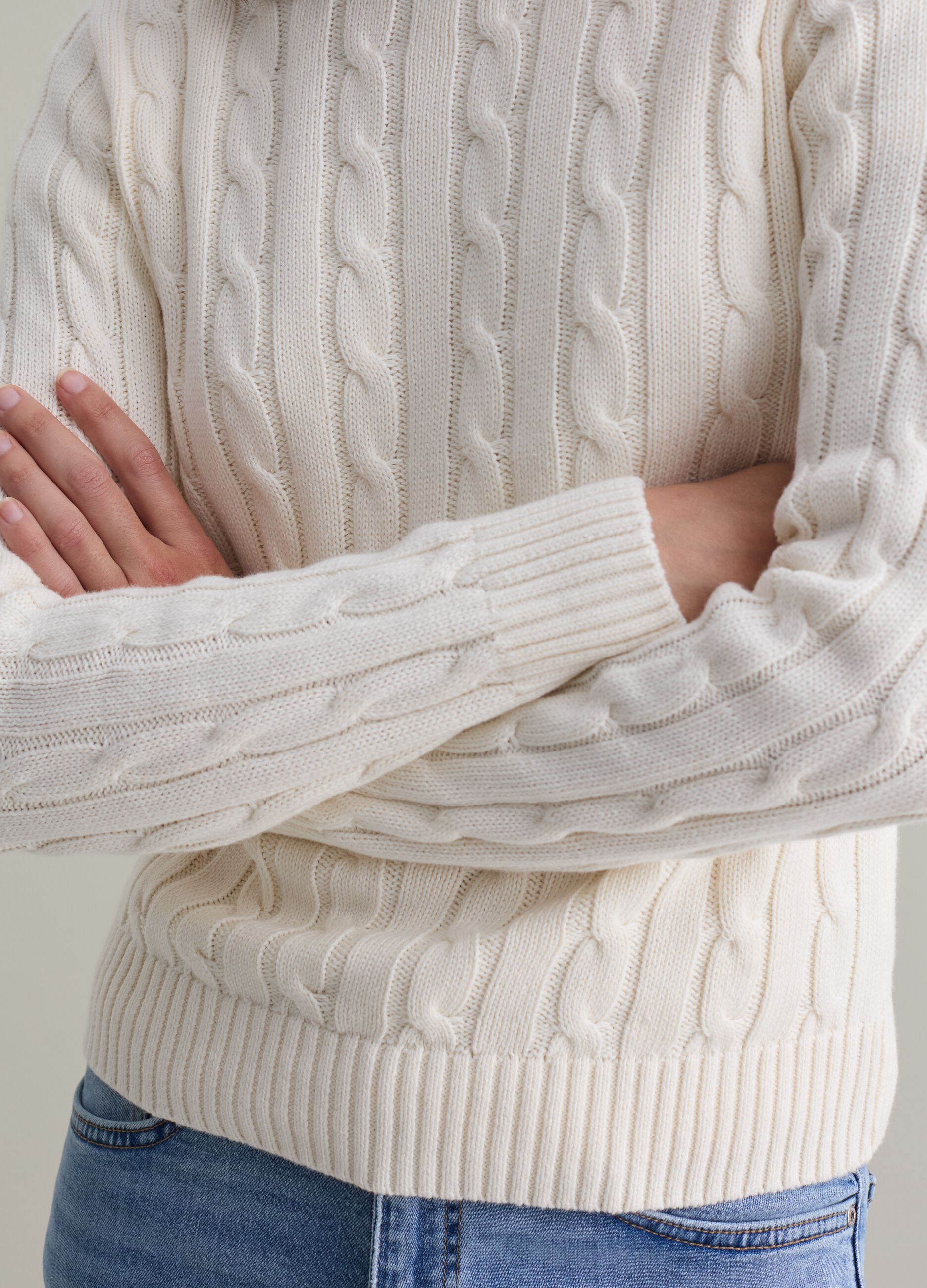 Ribbed pullover with cable-knit design