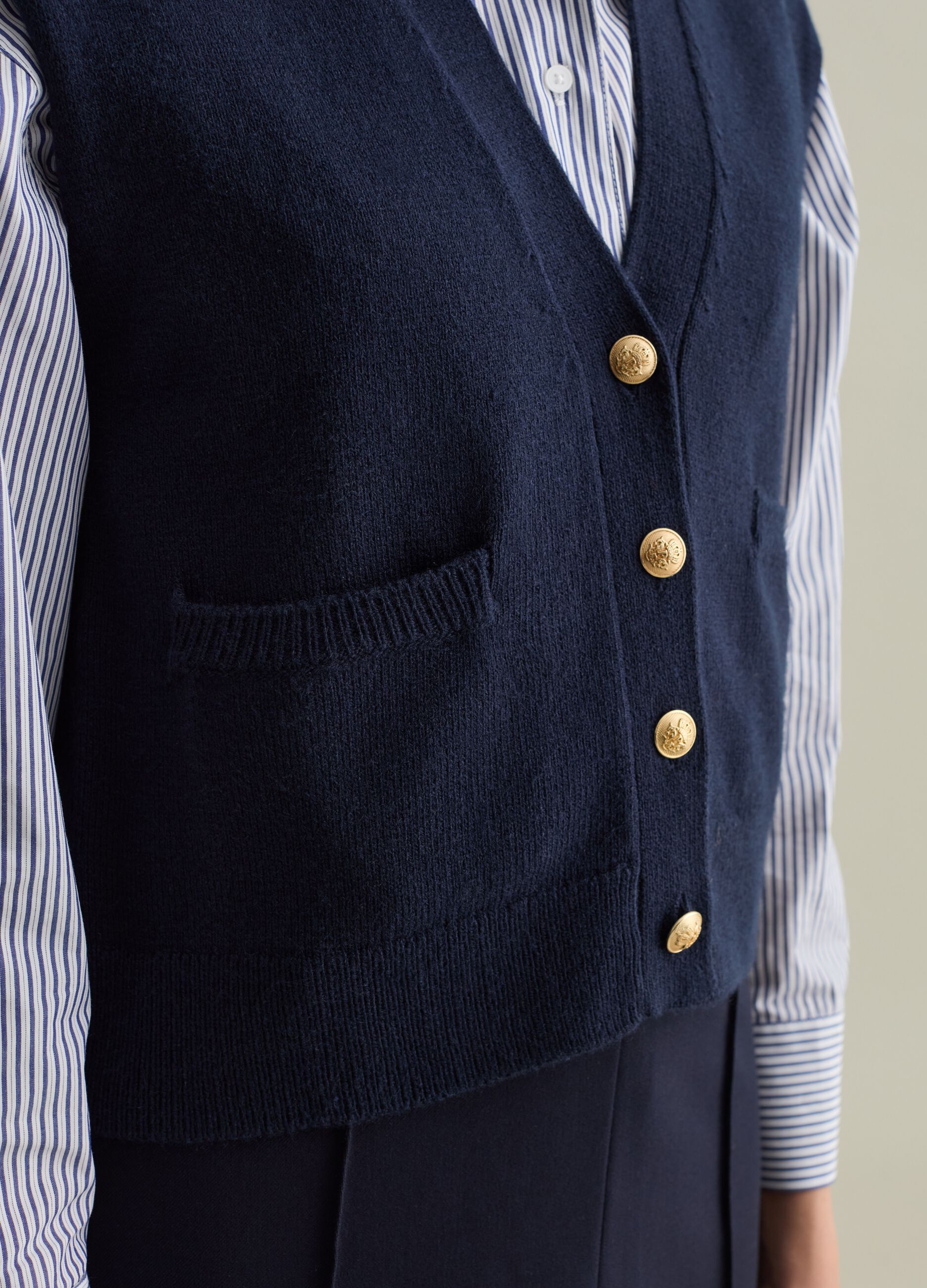 Contemporary gilet with buttons