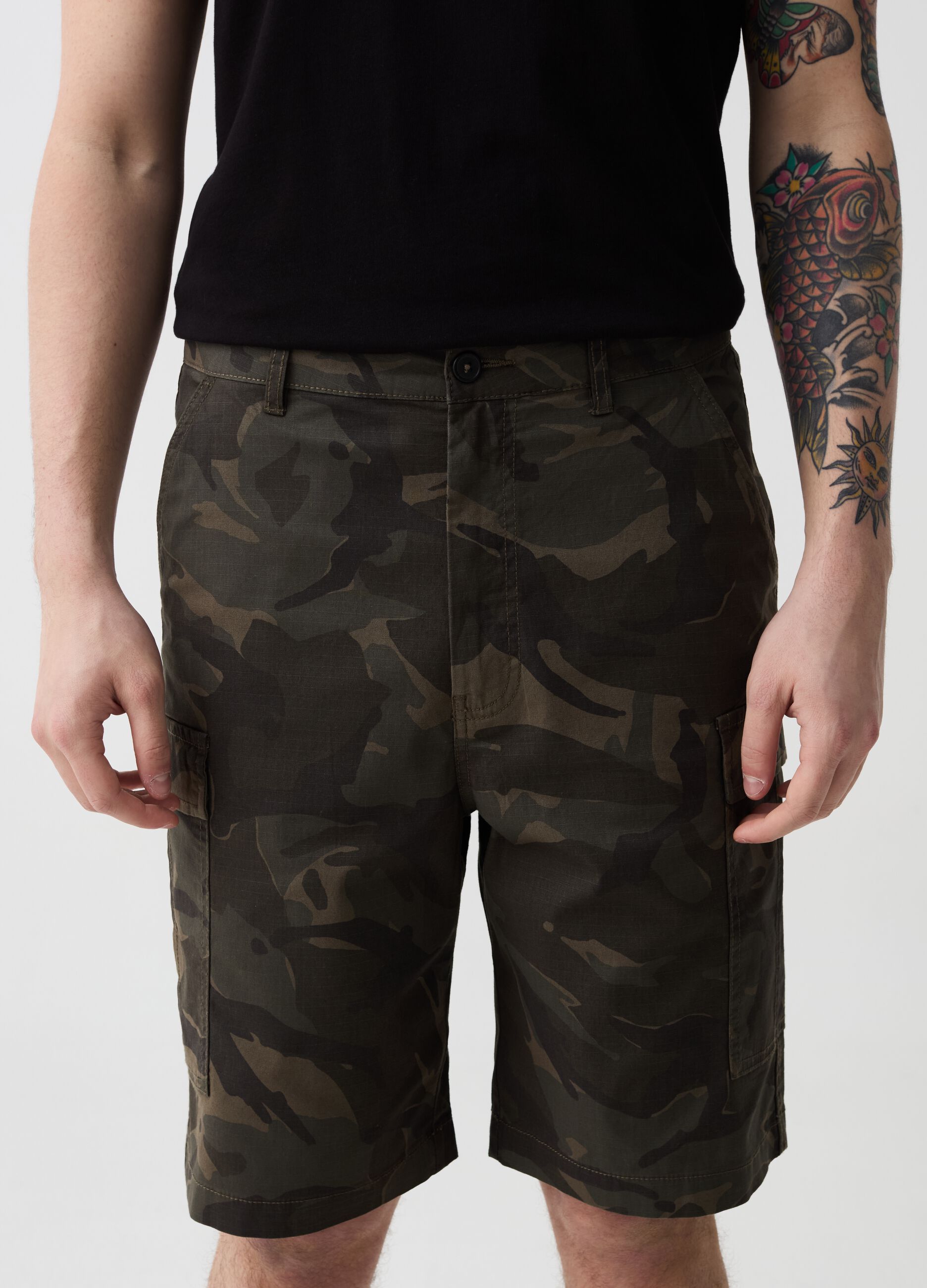 Camouflage cargo Bermuda shorts