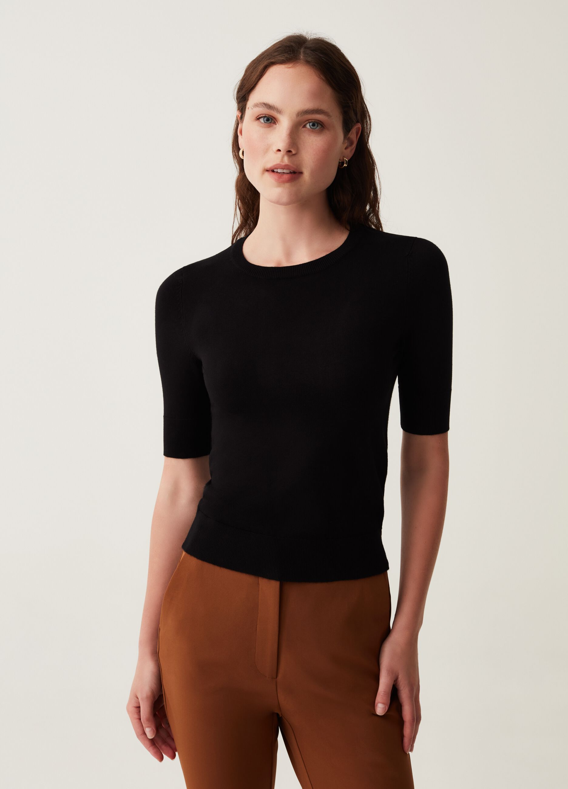 Short-sleeved top with round neck