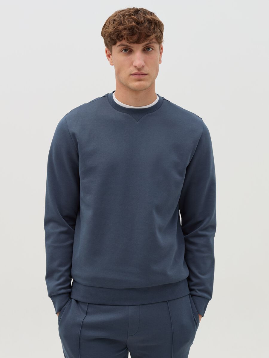 Sweatshirt with round neck and V detail_0