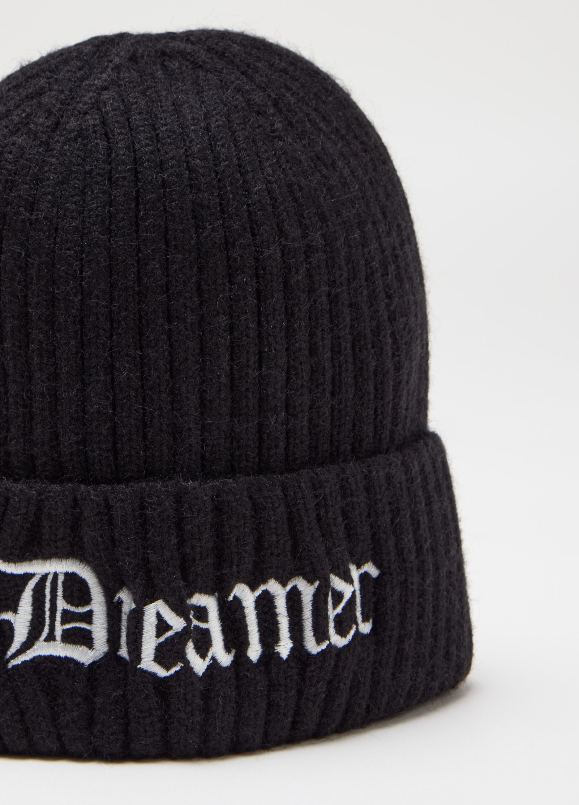 Berretto in maglia con ricamo "Dreamer"