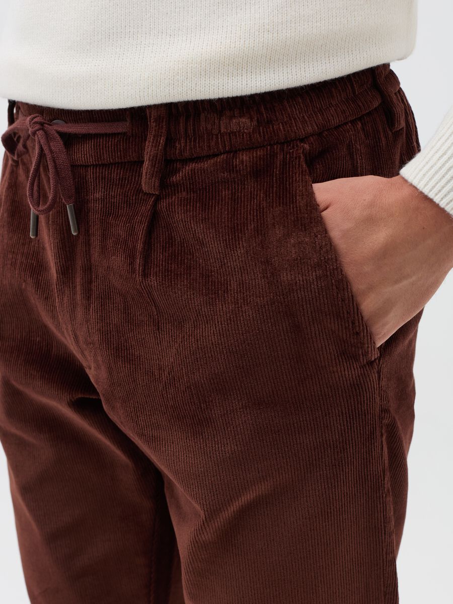 Chino jogger trousers in corduroy_3