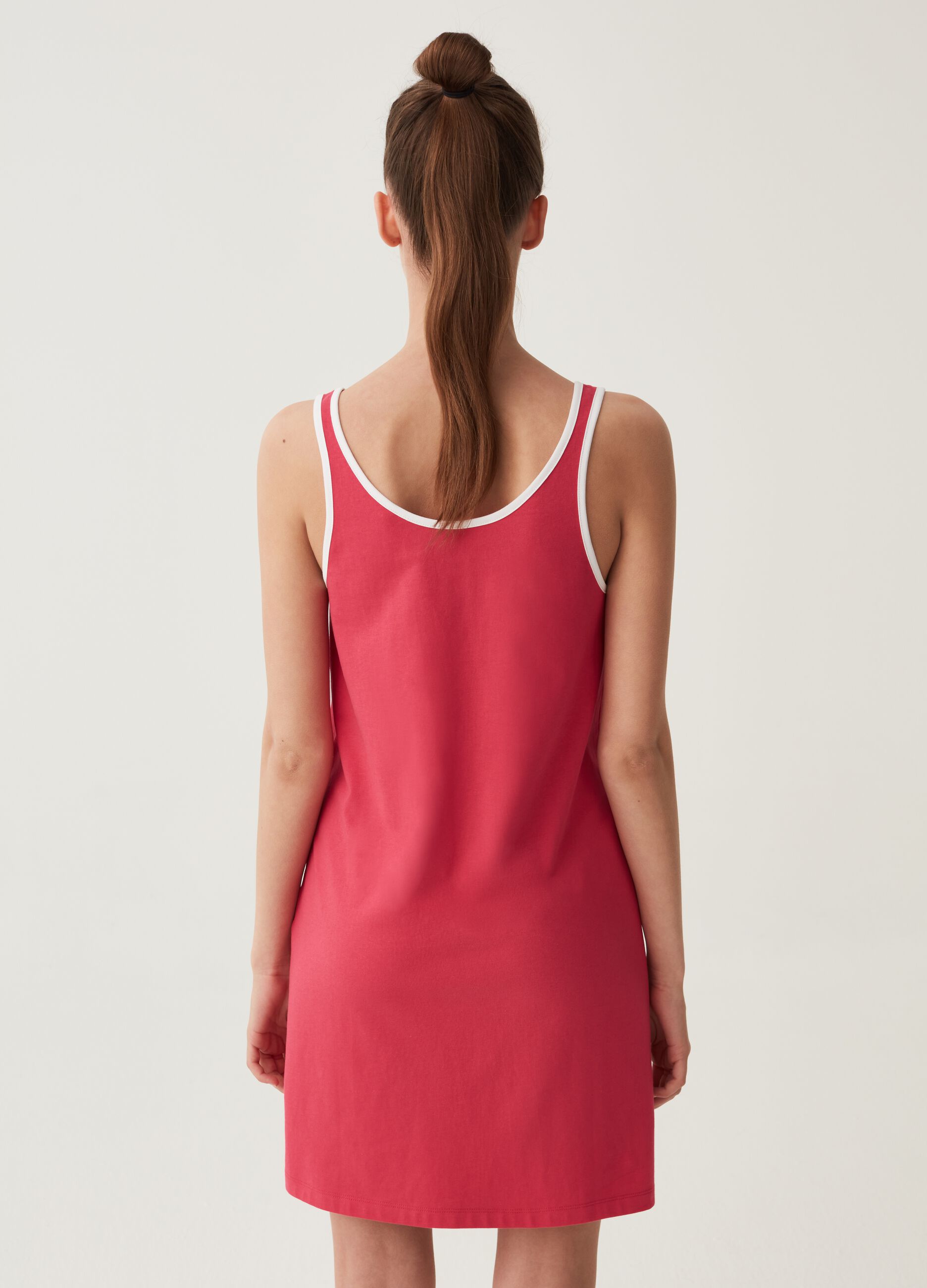 Sleeveless dress with contrasting colour trims
