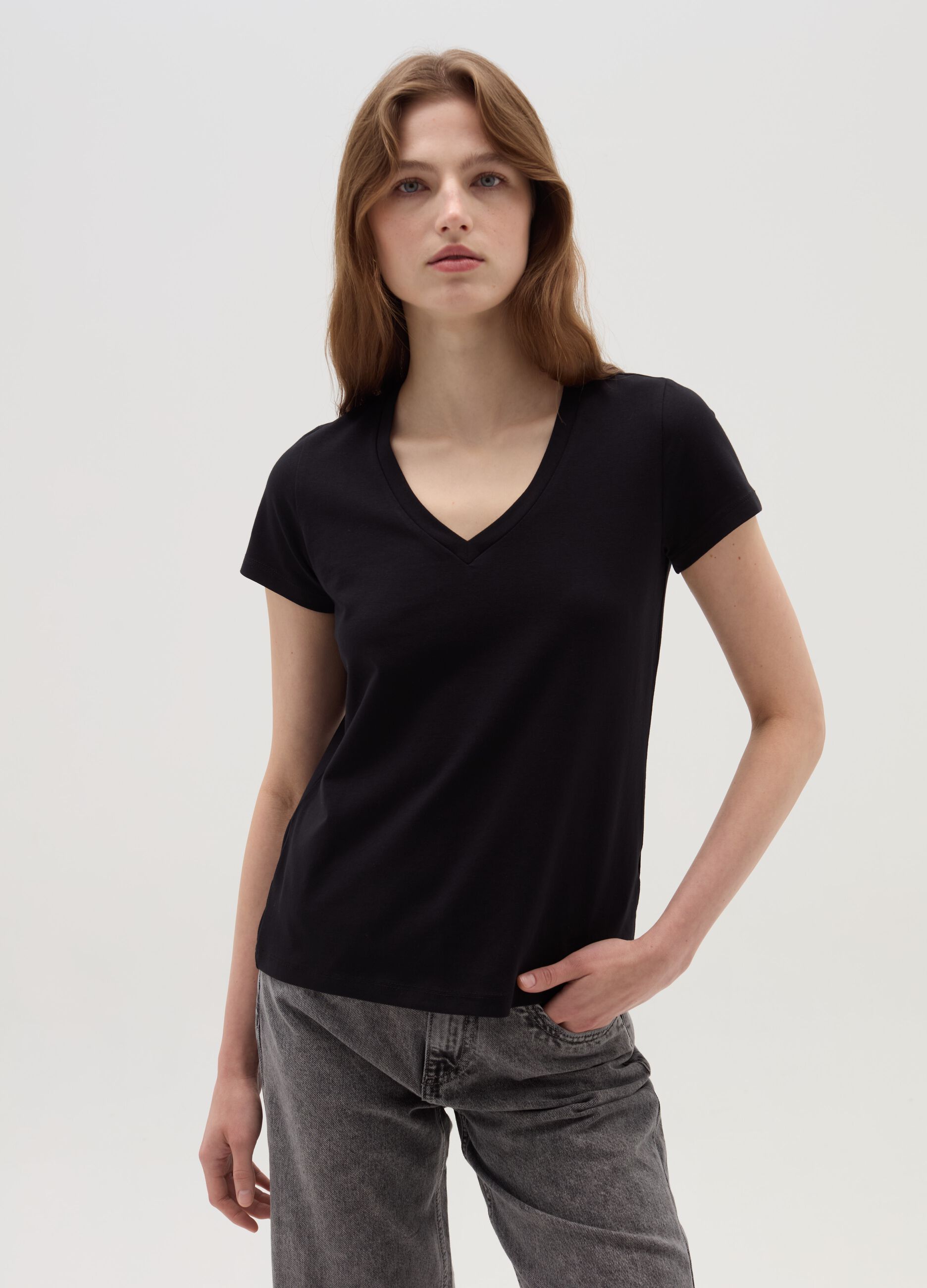 Solid colour T-shirt with V neck