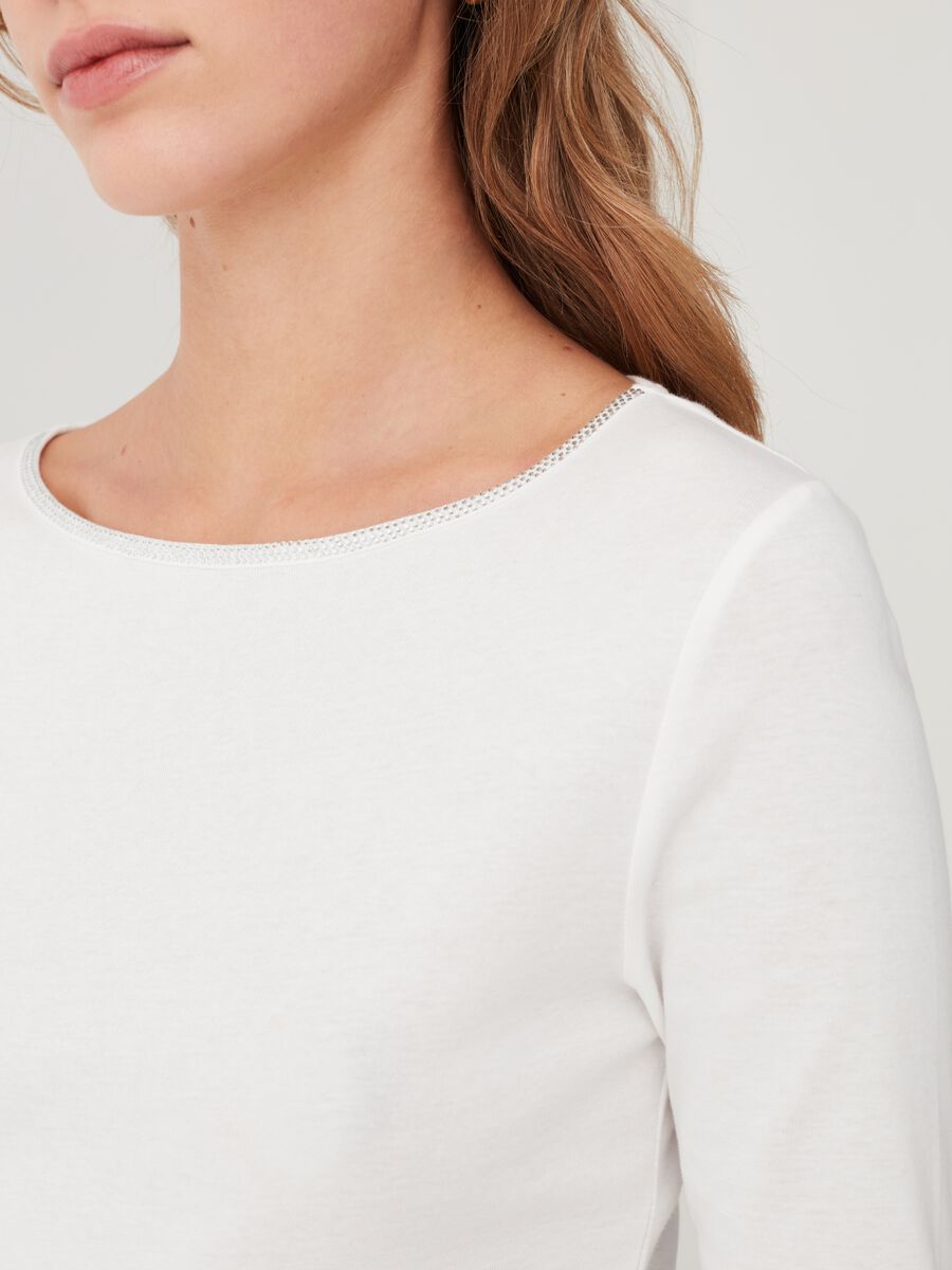 T-shirt with round neckline and diamanté trim_3