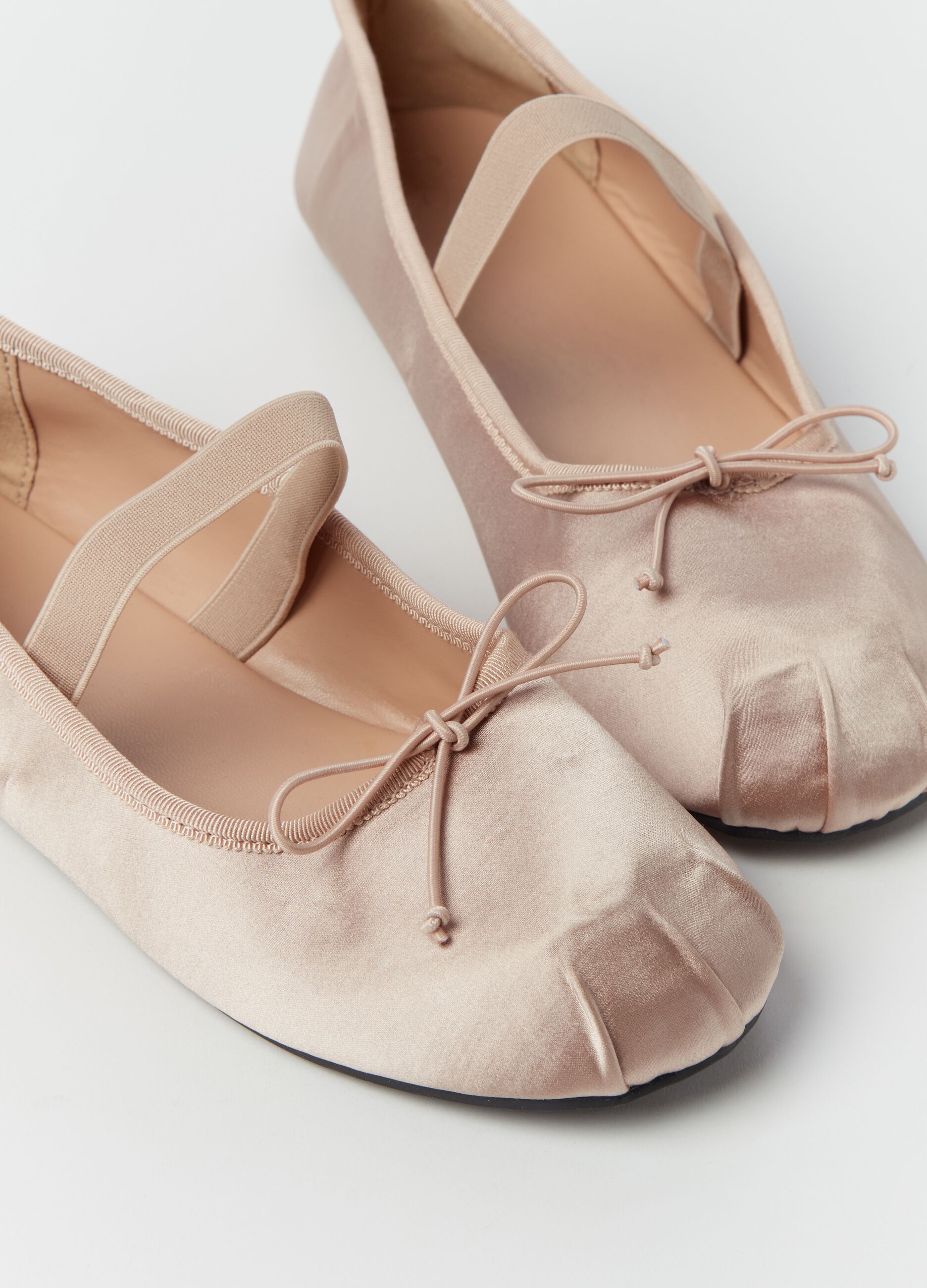 Ballerina flats with elasticated strap