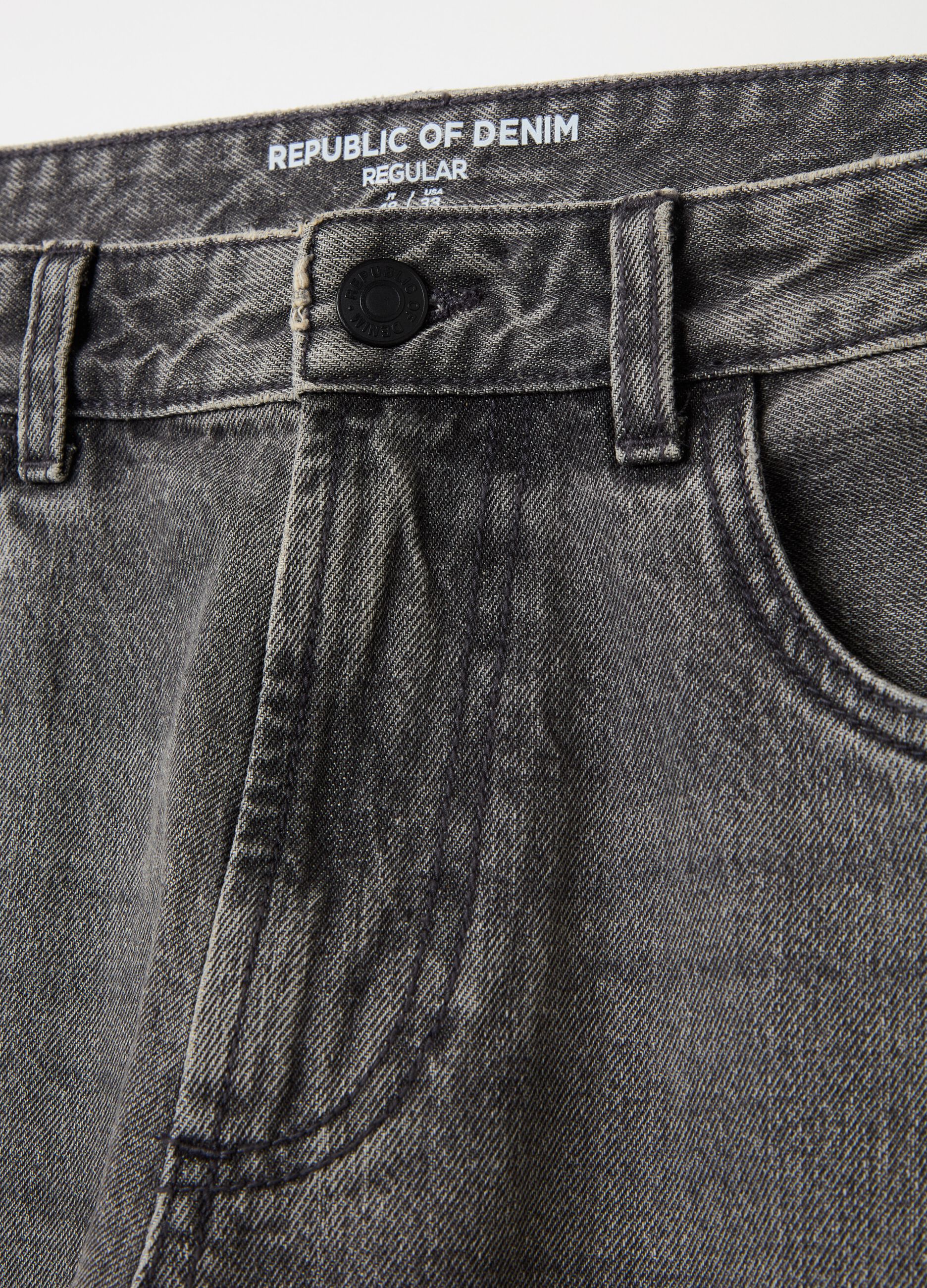 Regular fit jeans with discolouring