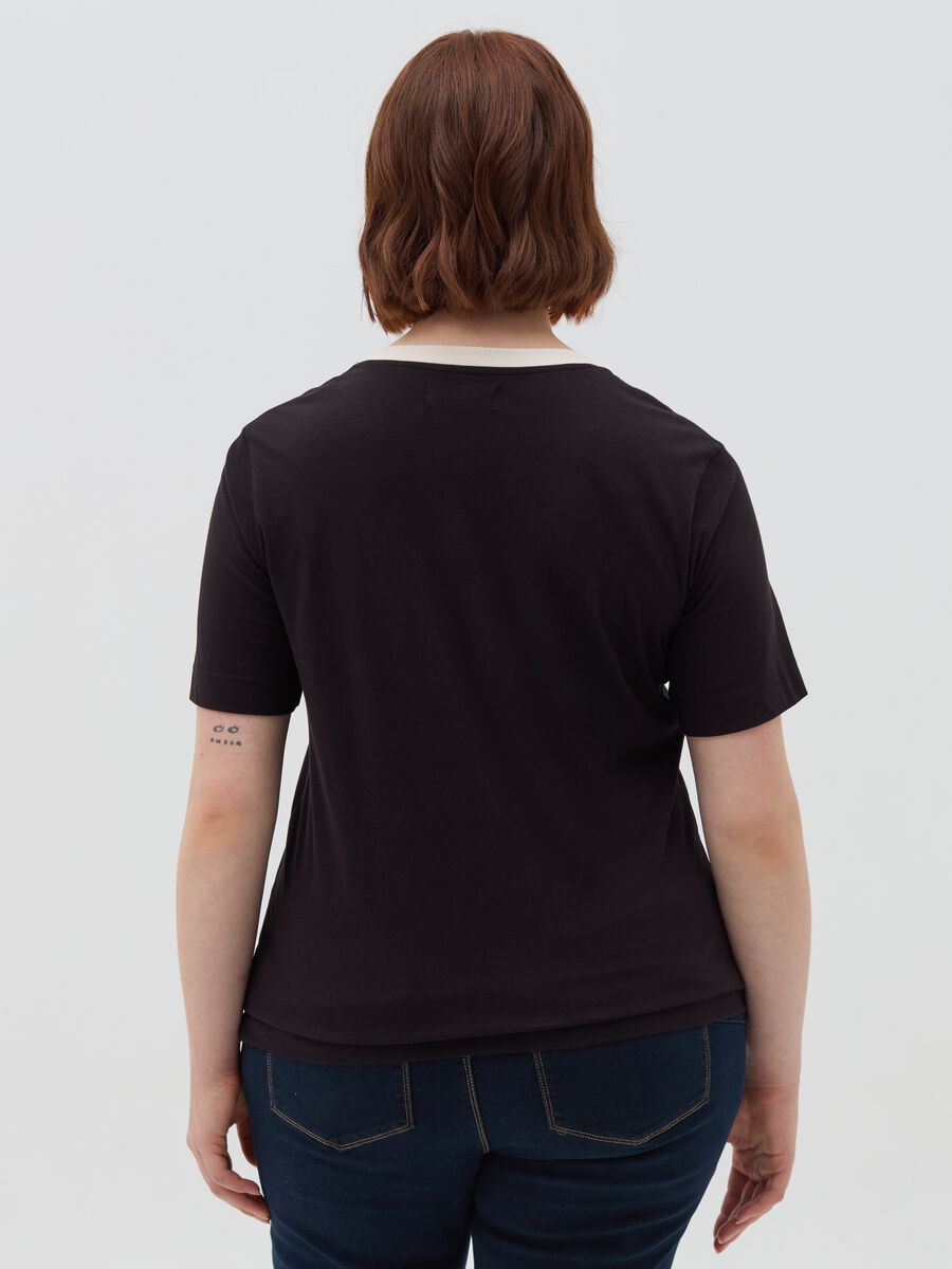 Curvy T-shirt with contrasting V neck_3