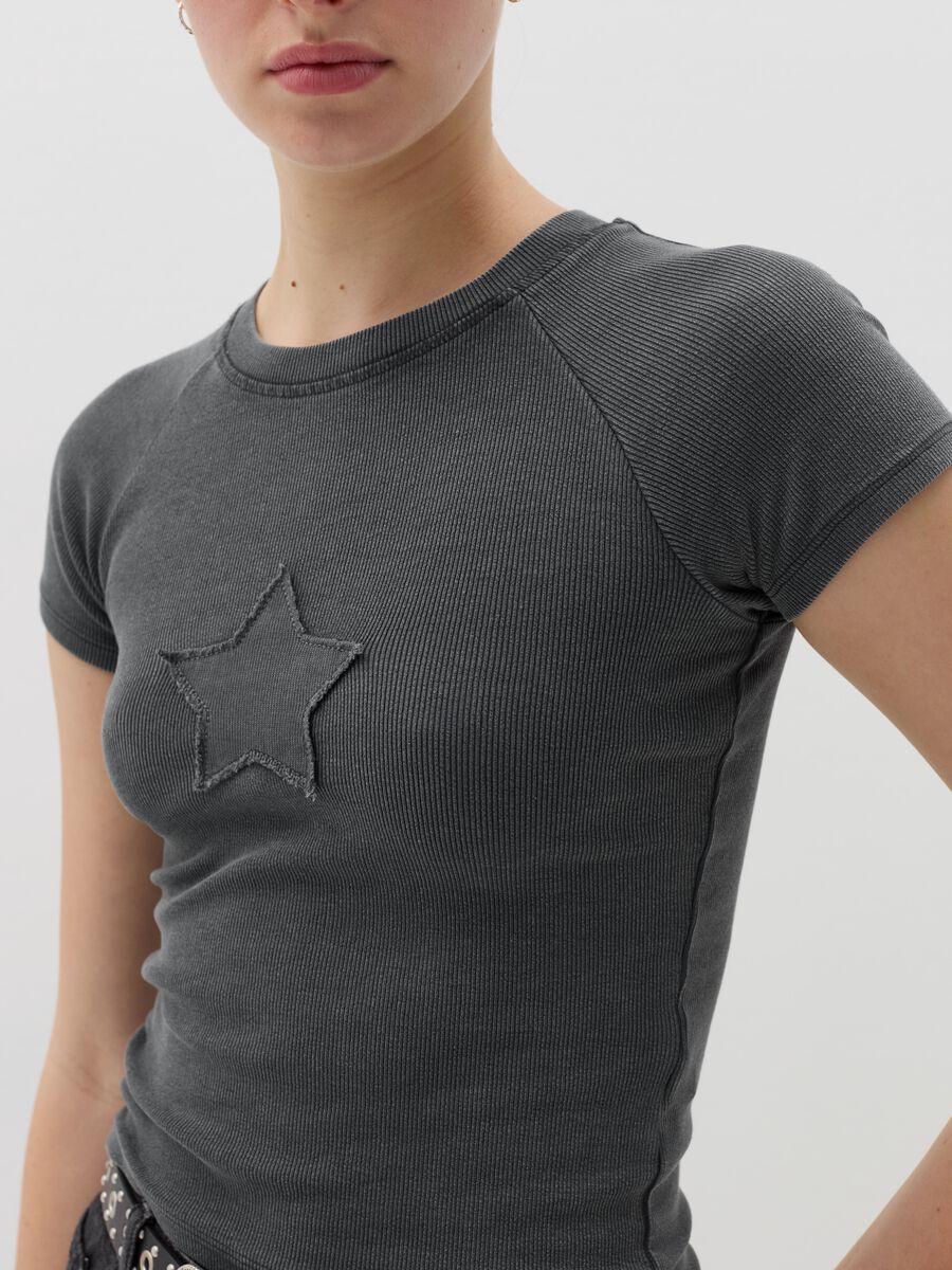 T-shirt crop a costine con ricamo_2