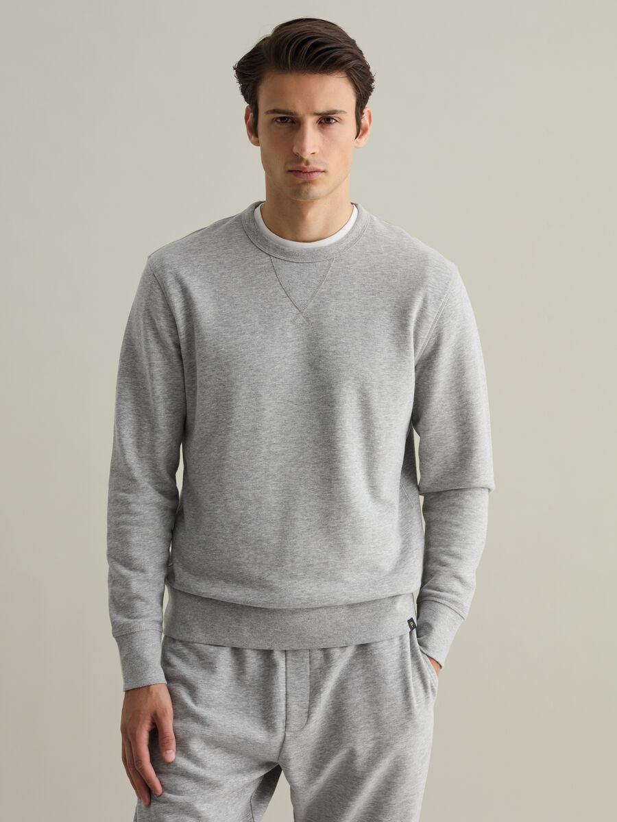 Sweatshirt with round neck and V detail_0