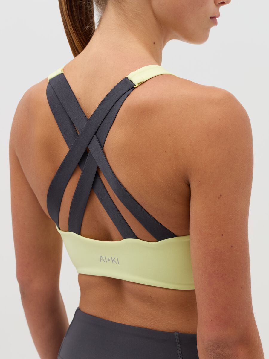 Sports bra with crossover shoulder straps_2