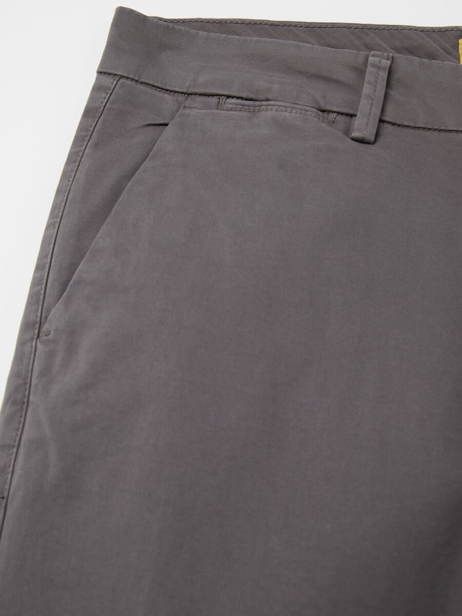 Pantaloni chino in cotone stretch tinta unita_1