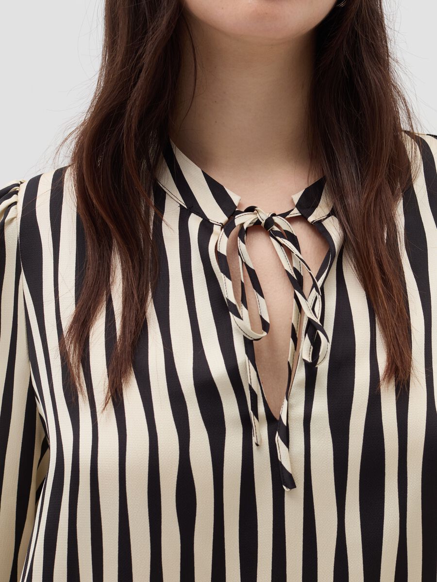 Curvy striped blouse with hook_3