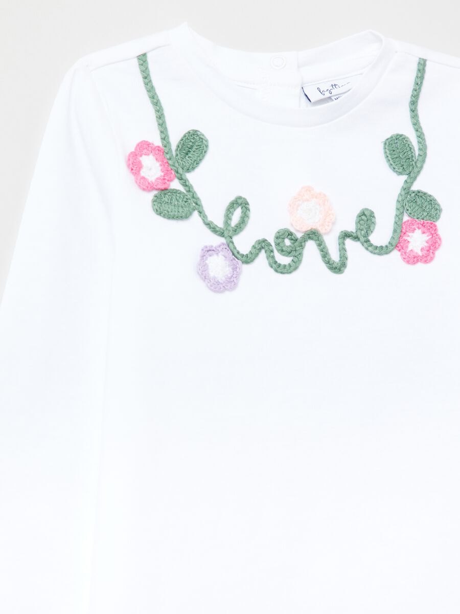 T-shirt in cotone con fiori crochet_2