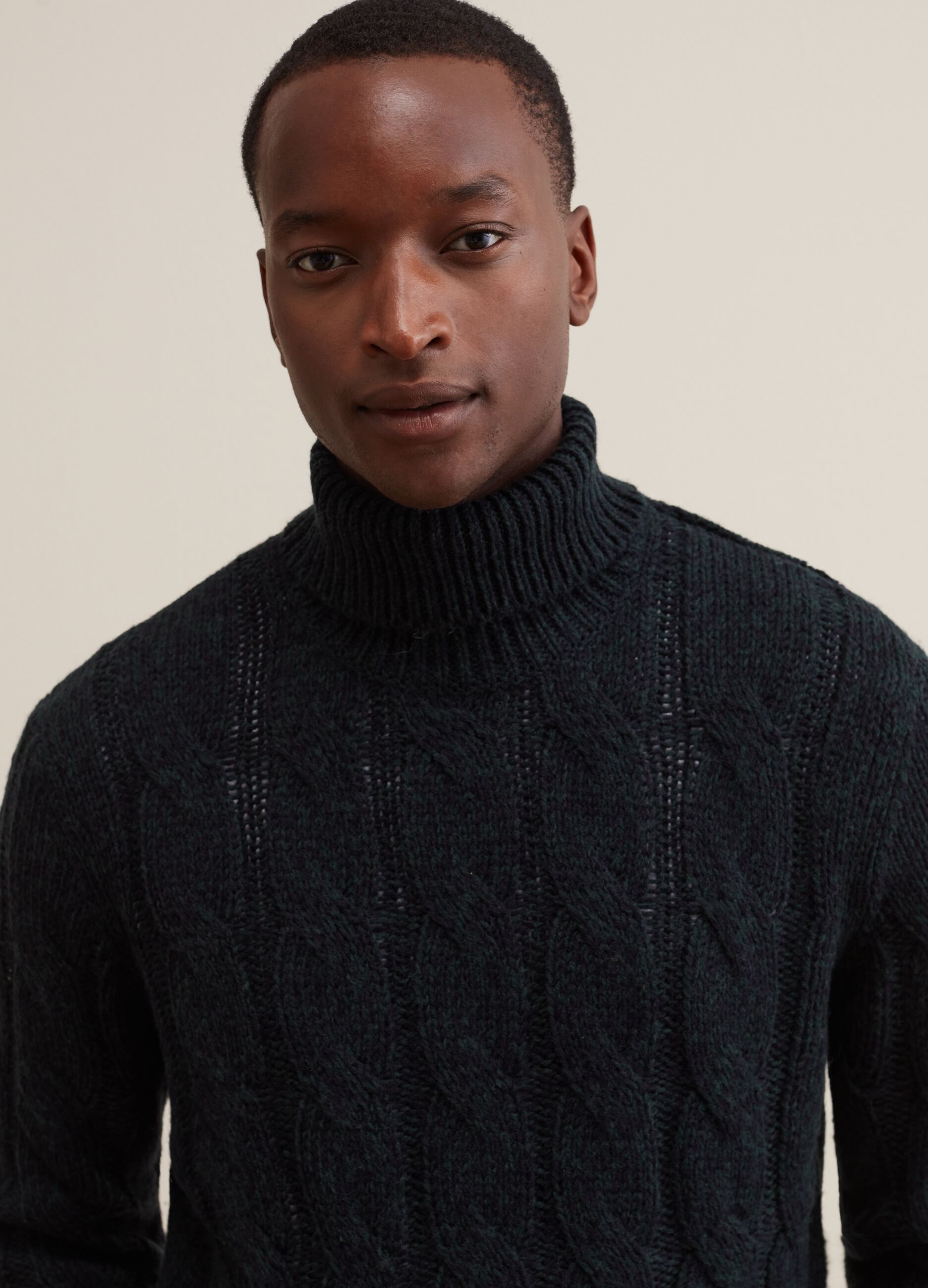 Pullover with two-tone cable.knit design