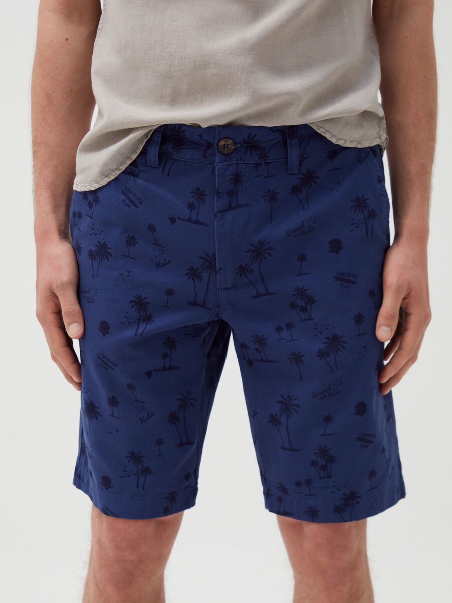 Chino Bermuda shorts in cotton with all-over print_1