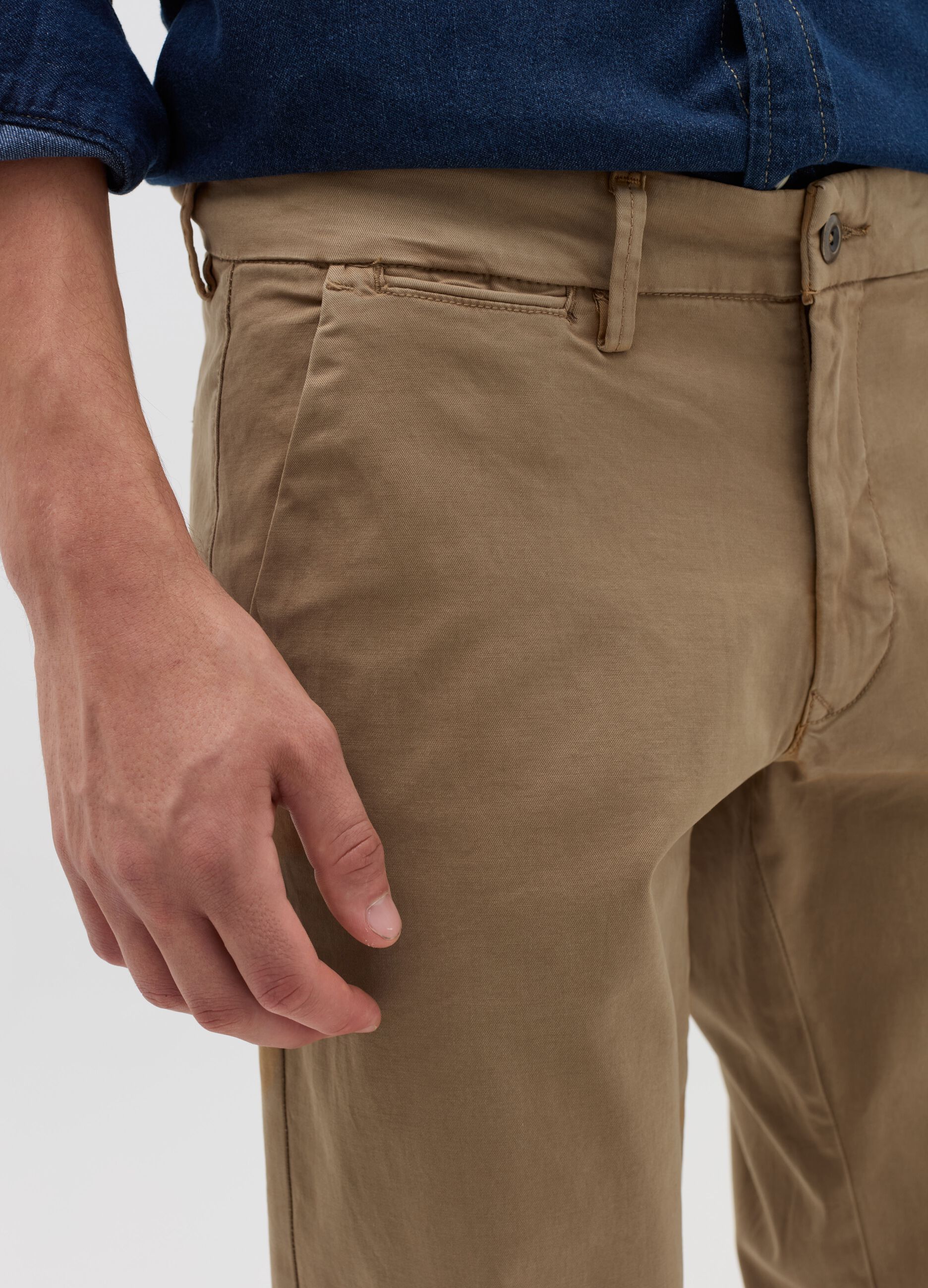 Pantalone chino regular fit in cotone stretch