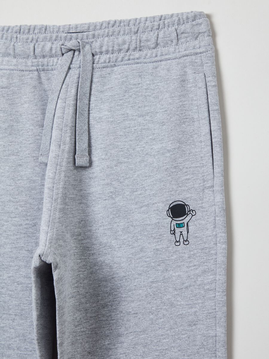 Plush joggers with drawstring and print_2