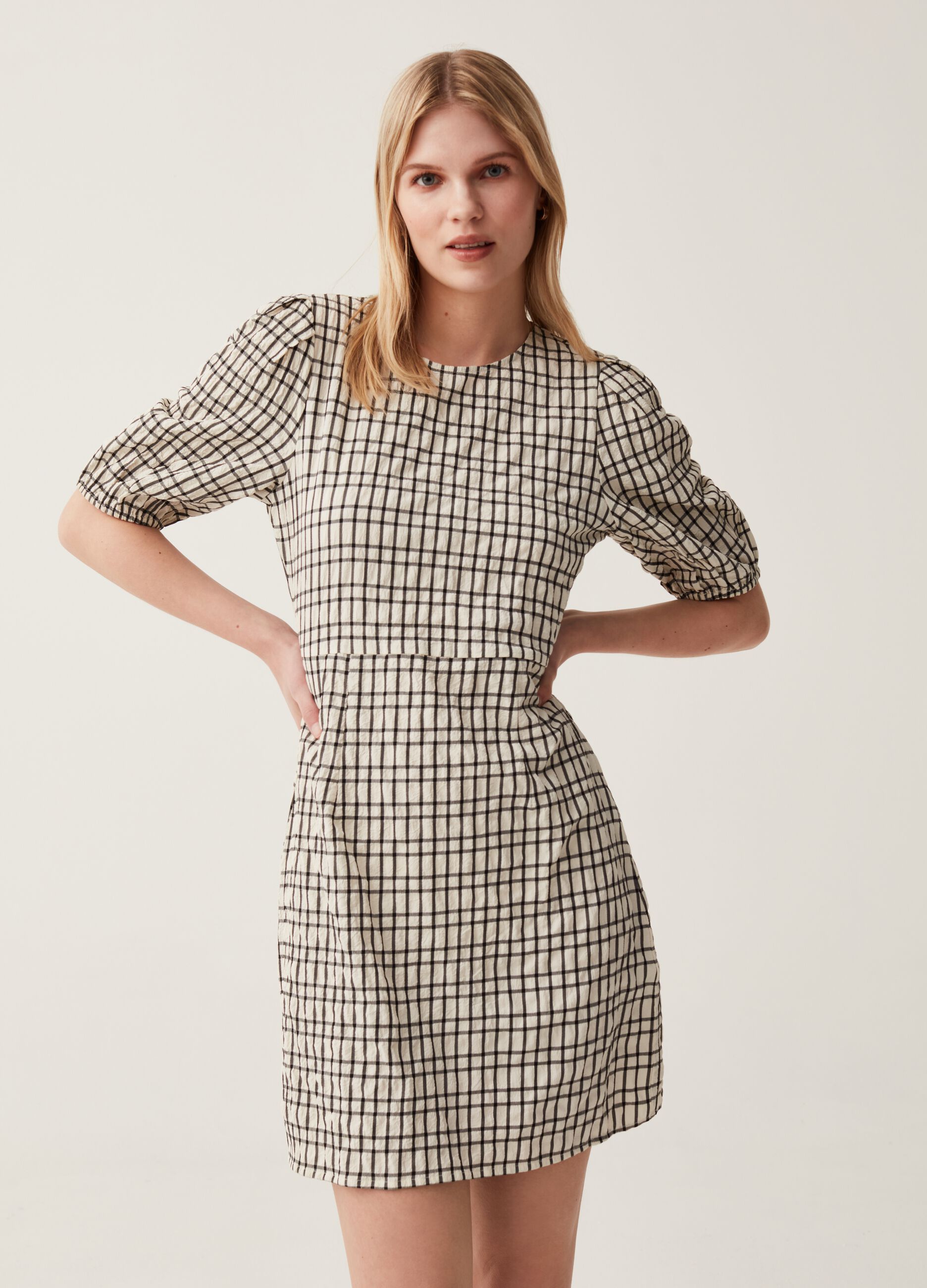 Short crinkle-effect check dress