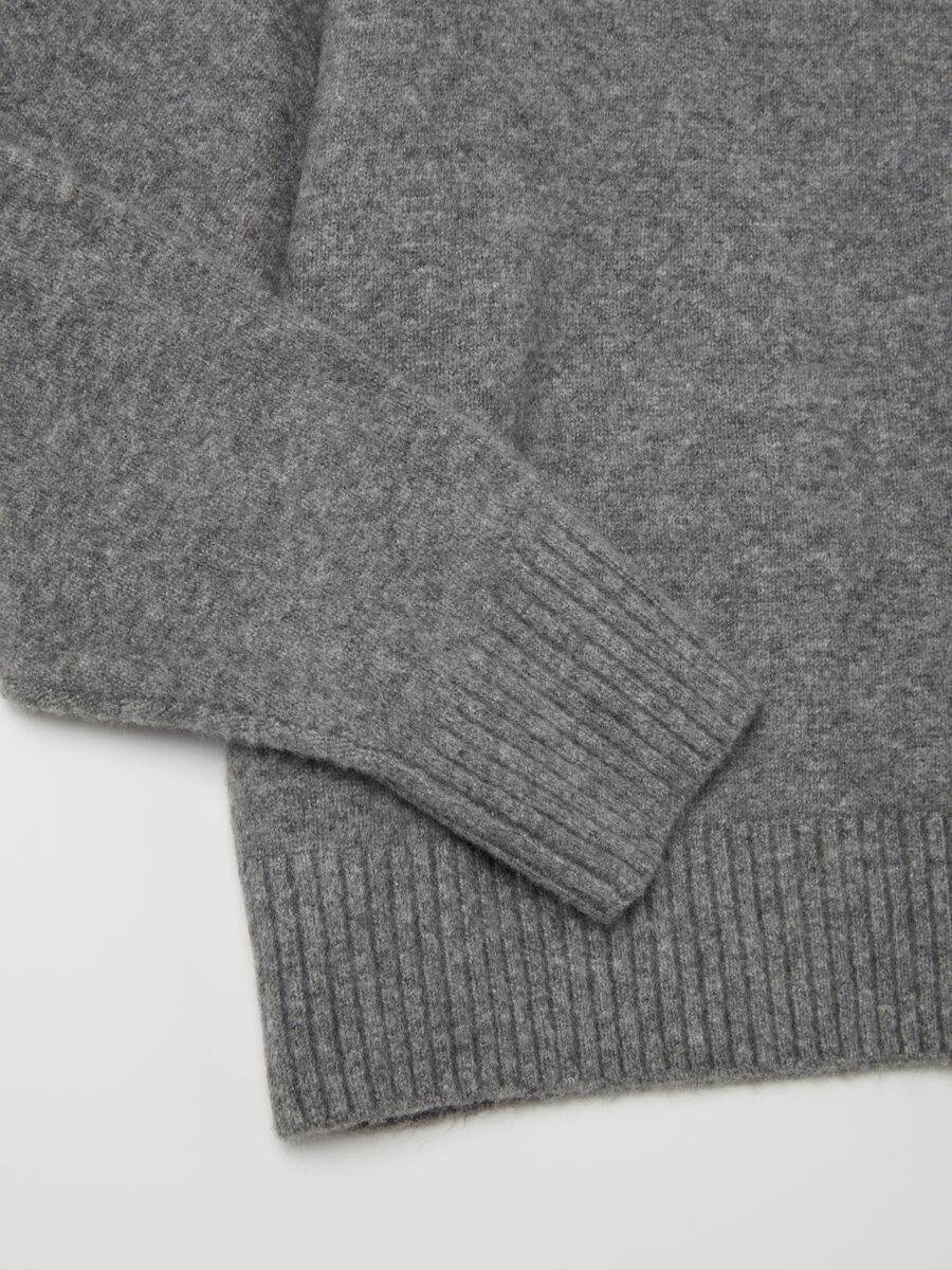 Round neck pullover_5