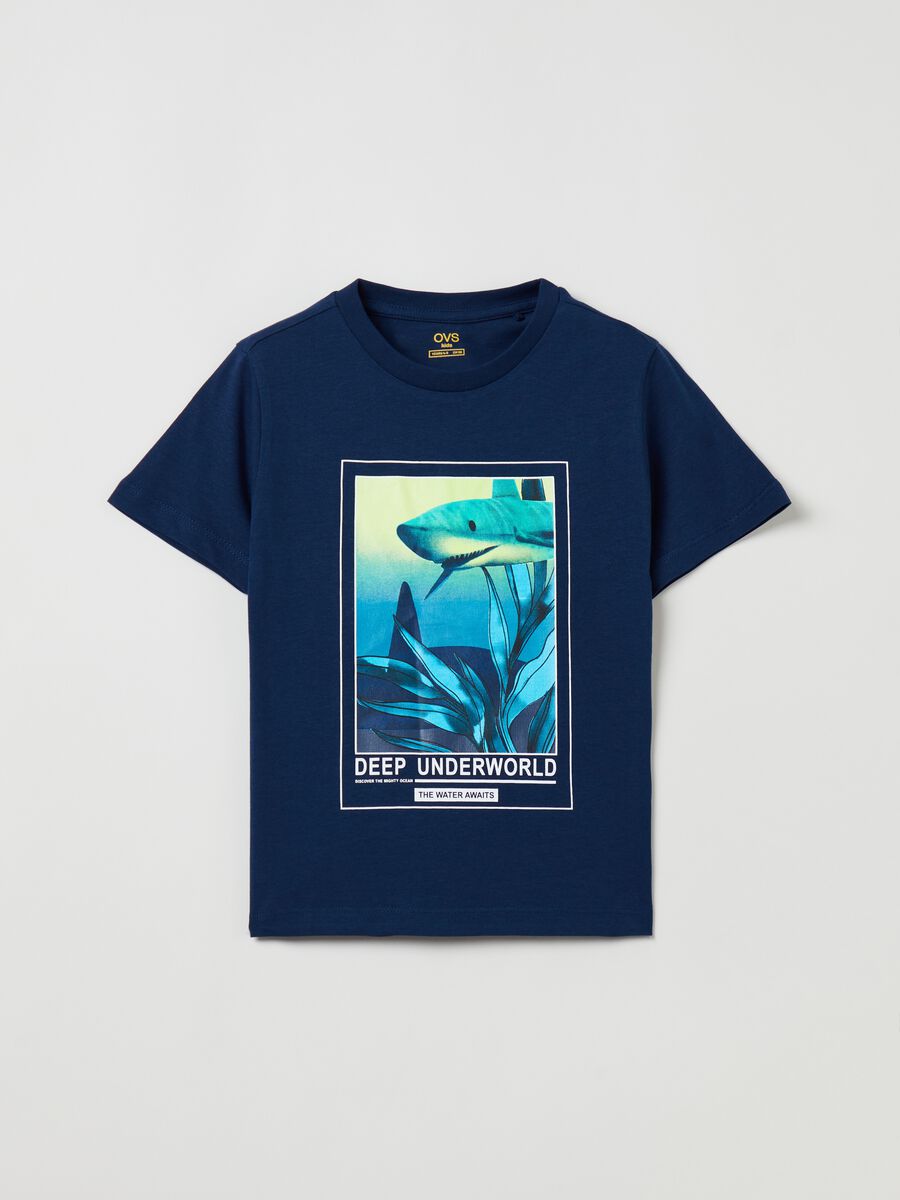 T-shirt with shark print and round neck_0