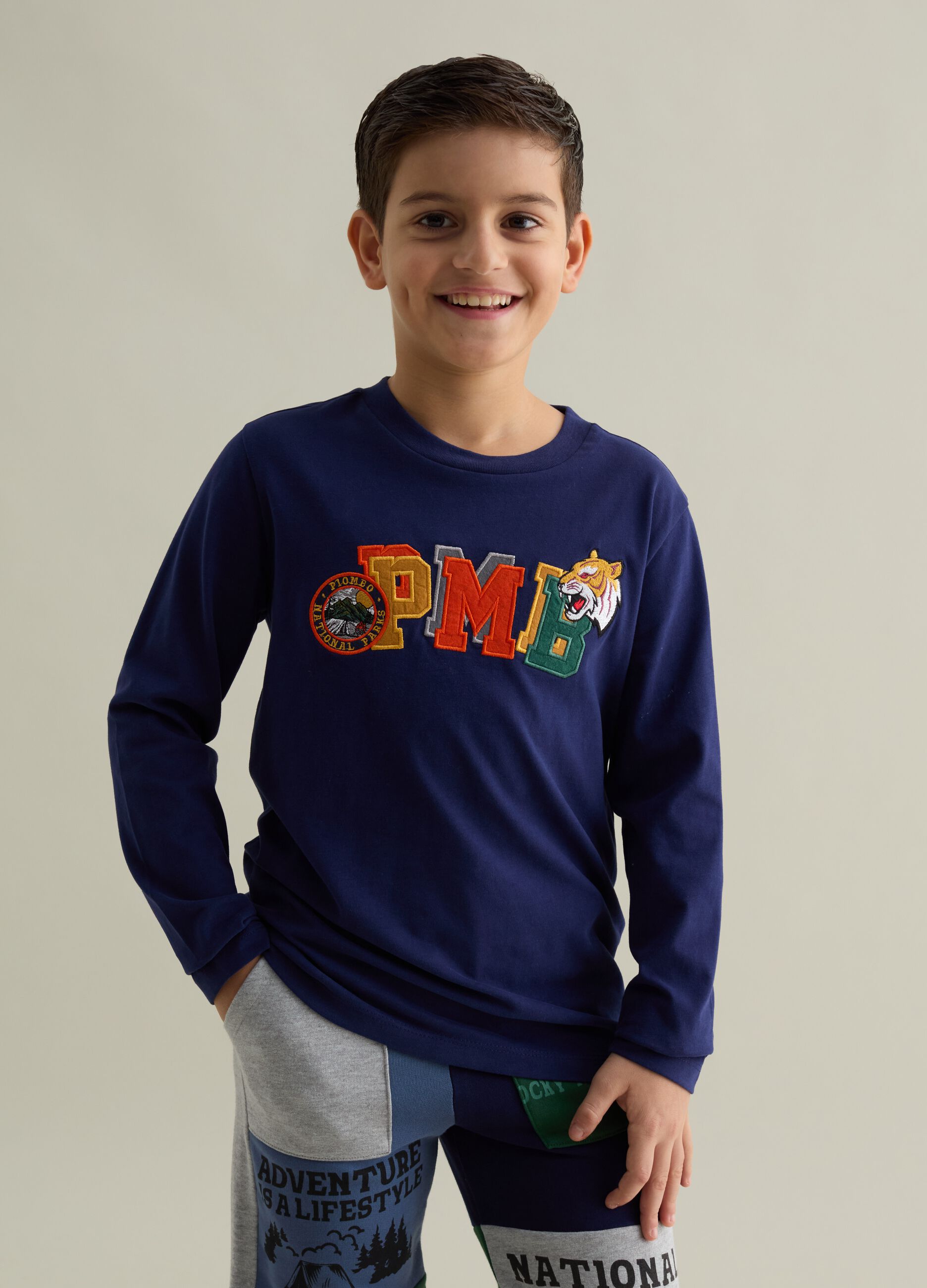 Long-sleeved T-shirt with tiger and logo patch