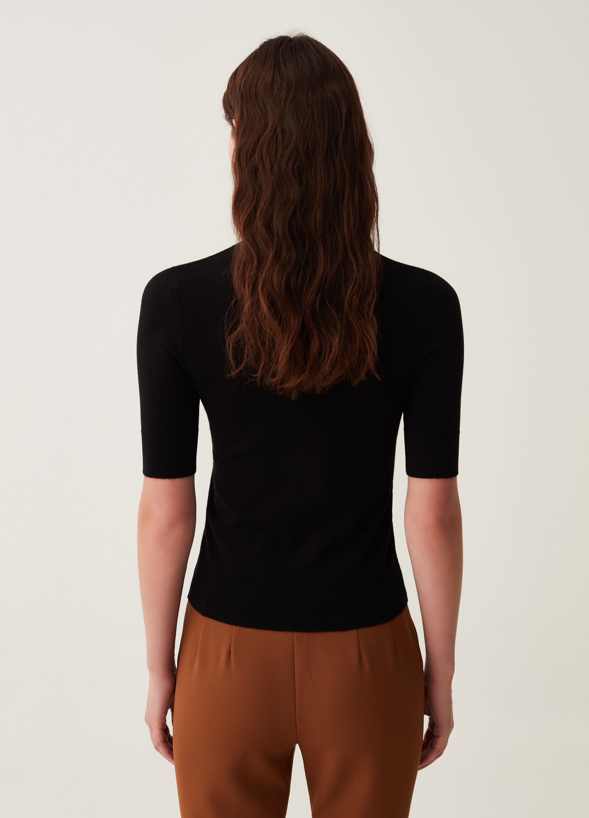 Short-sleeved top with round neck