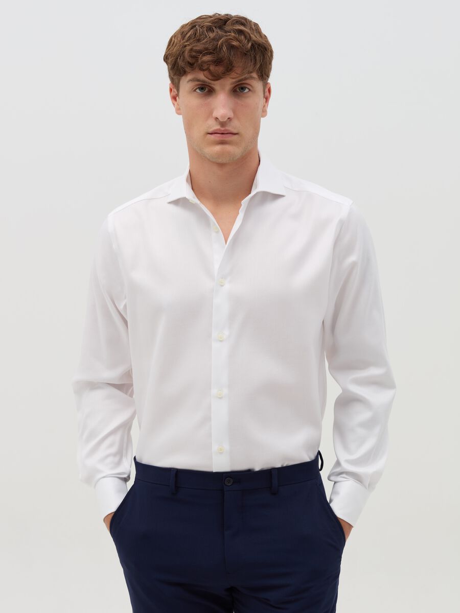 Regular-fit shirt with cut-away collar_1