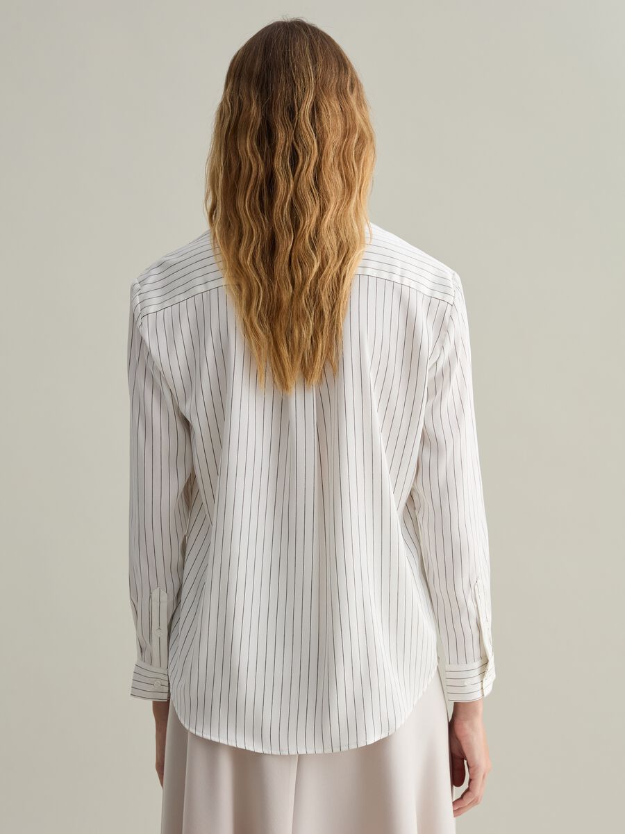 Contemporary relaxed-fit striped shirt_3