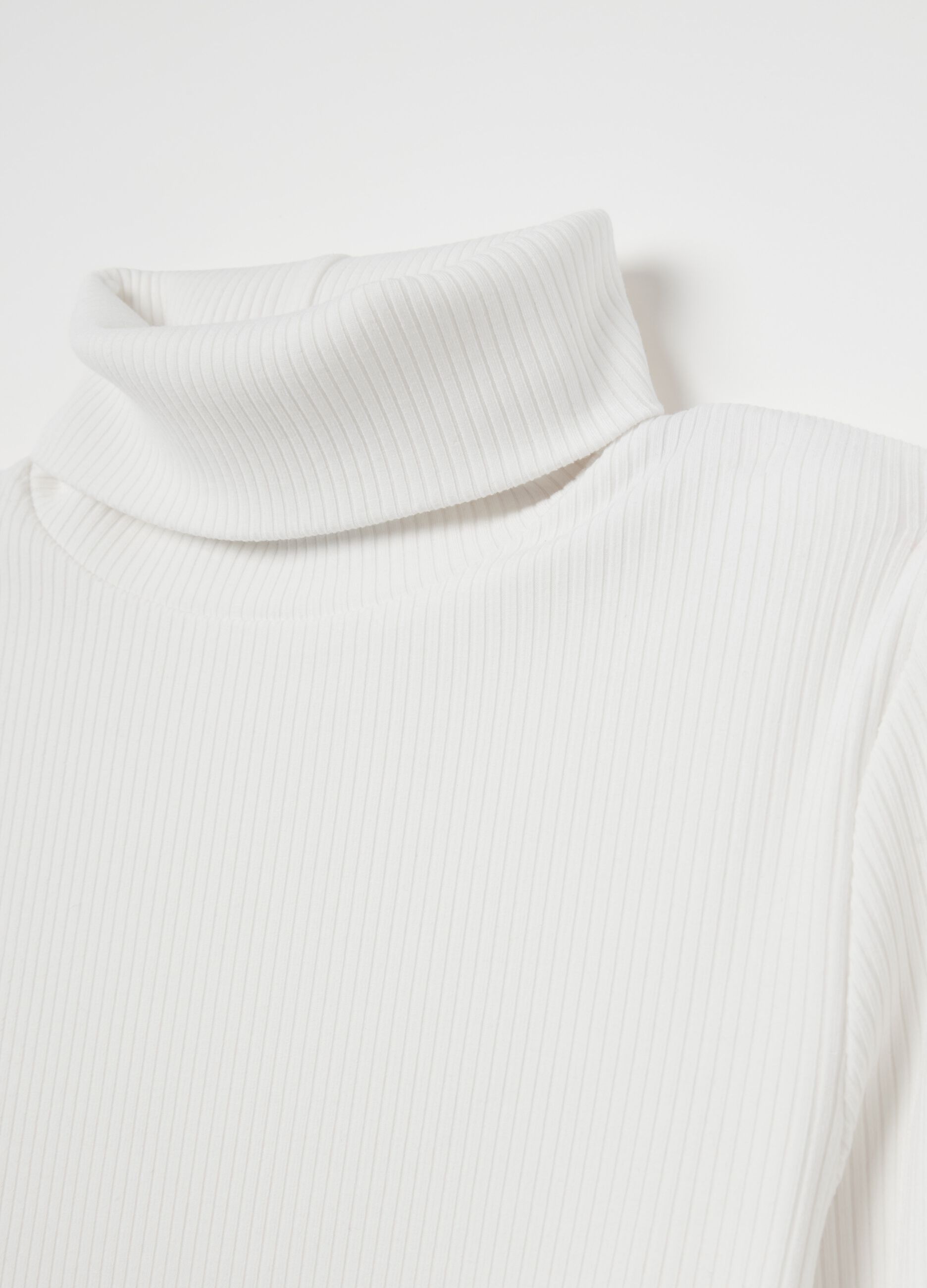 Contemporary flat-ribbed turtleneck pullover