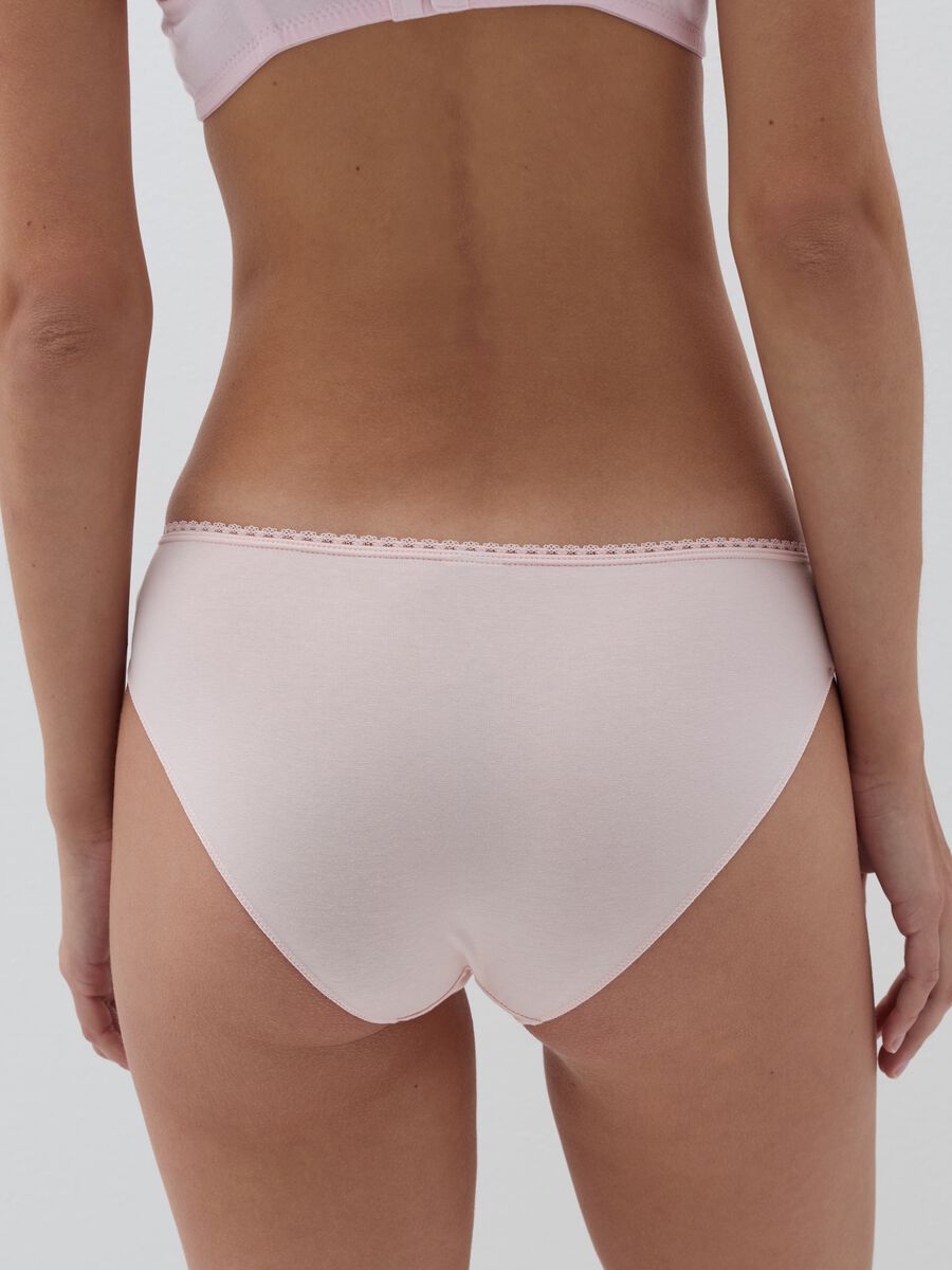 Three-pack briefs in organic cotton with lace trim_3