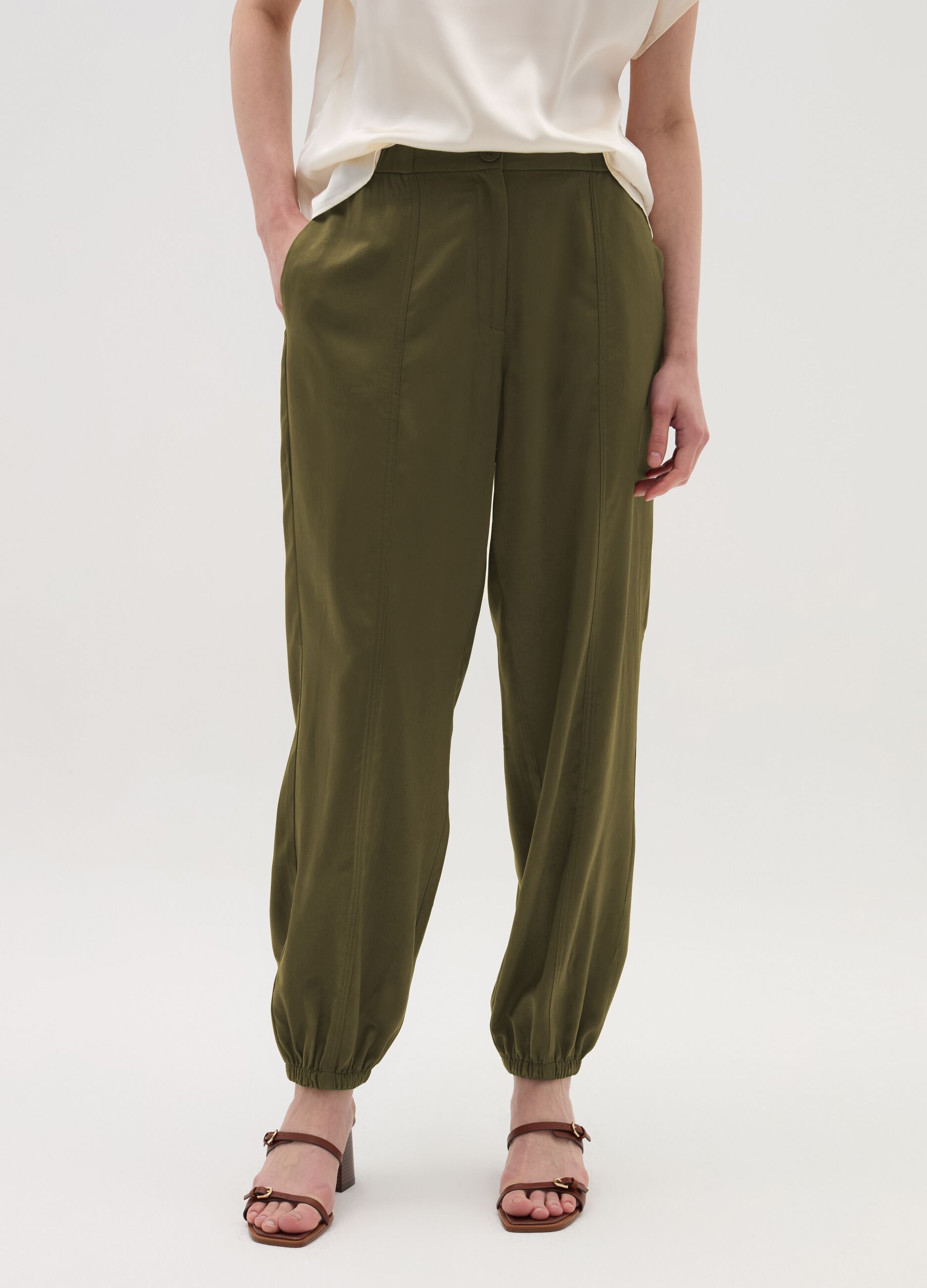 Pull-on trousers with raised stitching