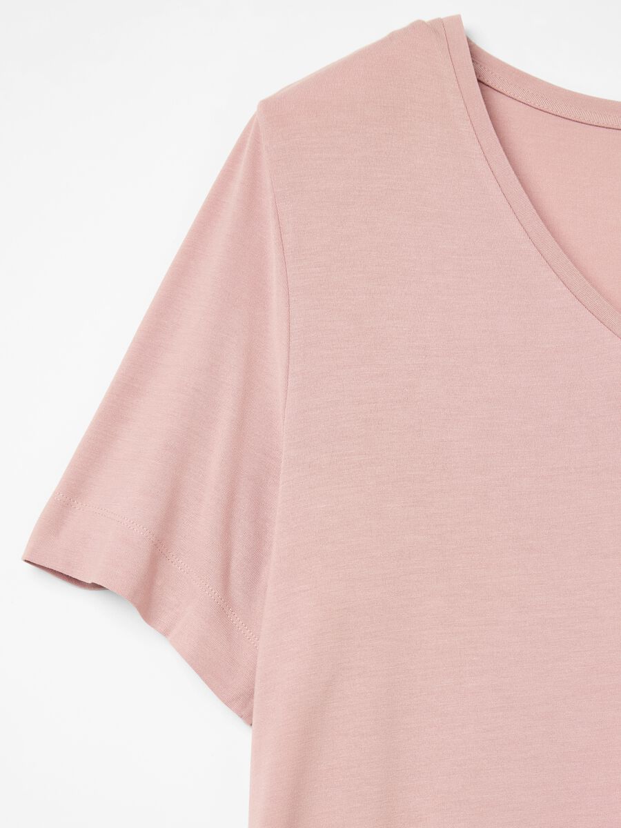 Curvy V-neck T-shirt_5