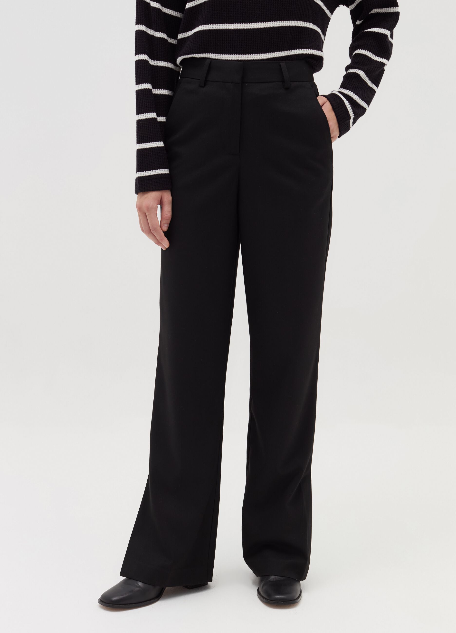 Trousers with splits on the hem