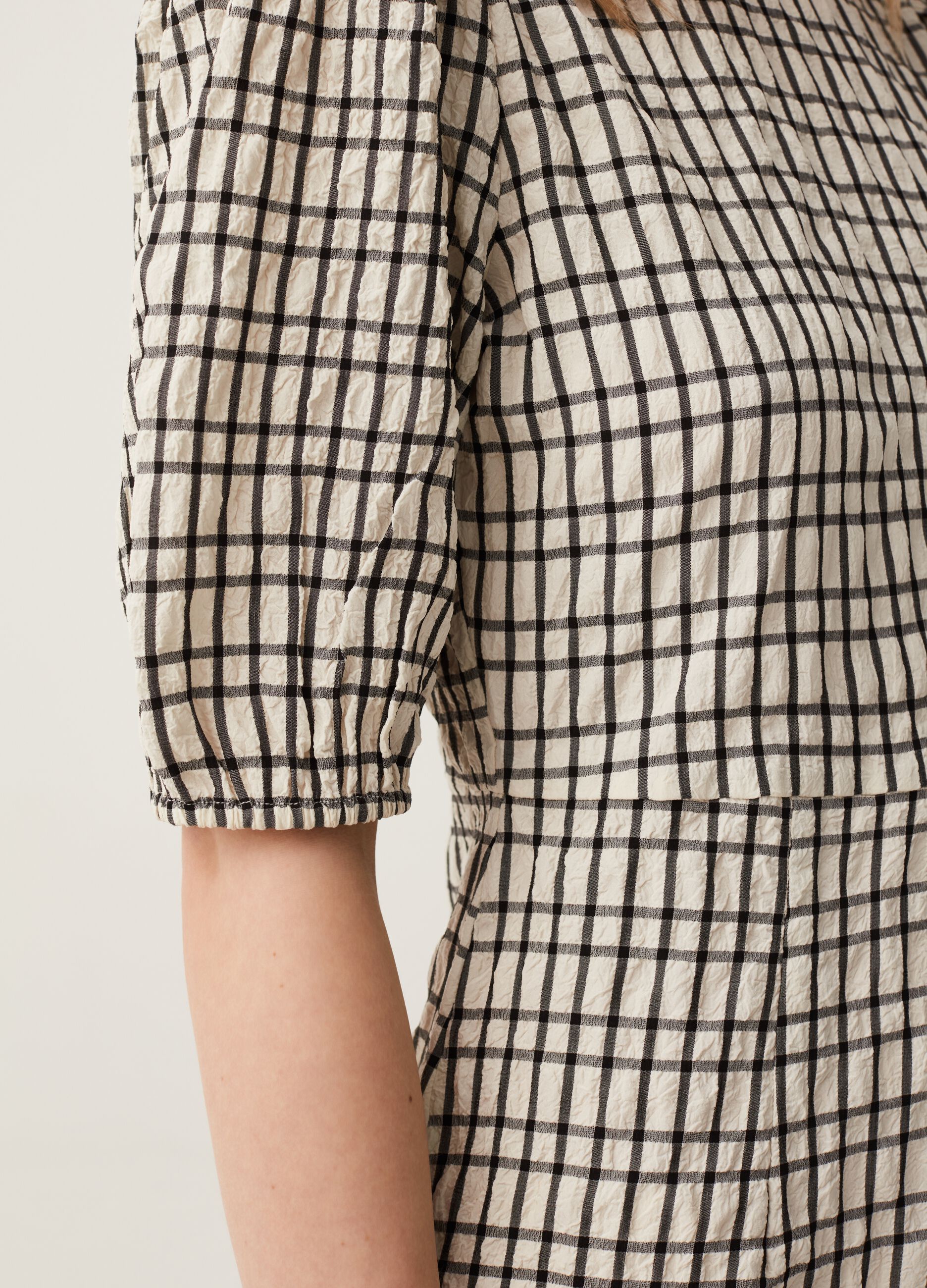 Short crinkle-effect check dress