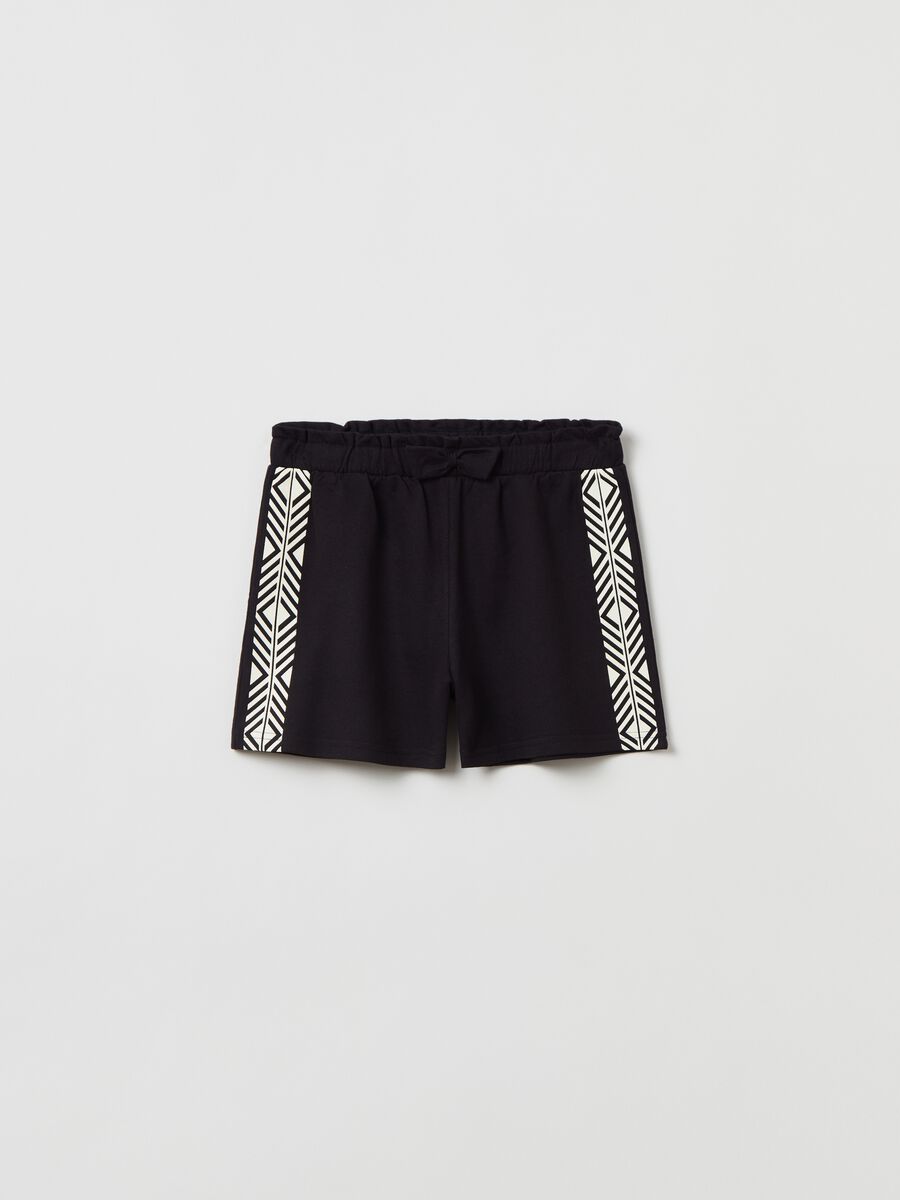 Shorts de tejido rizado con franjas en contraste_0