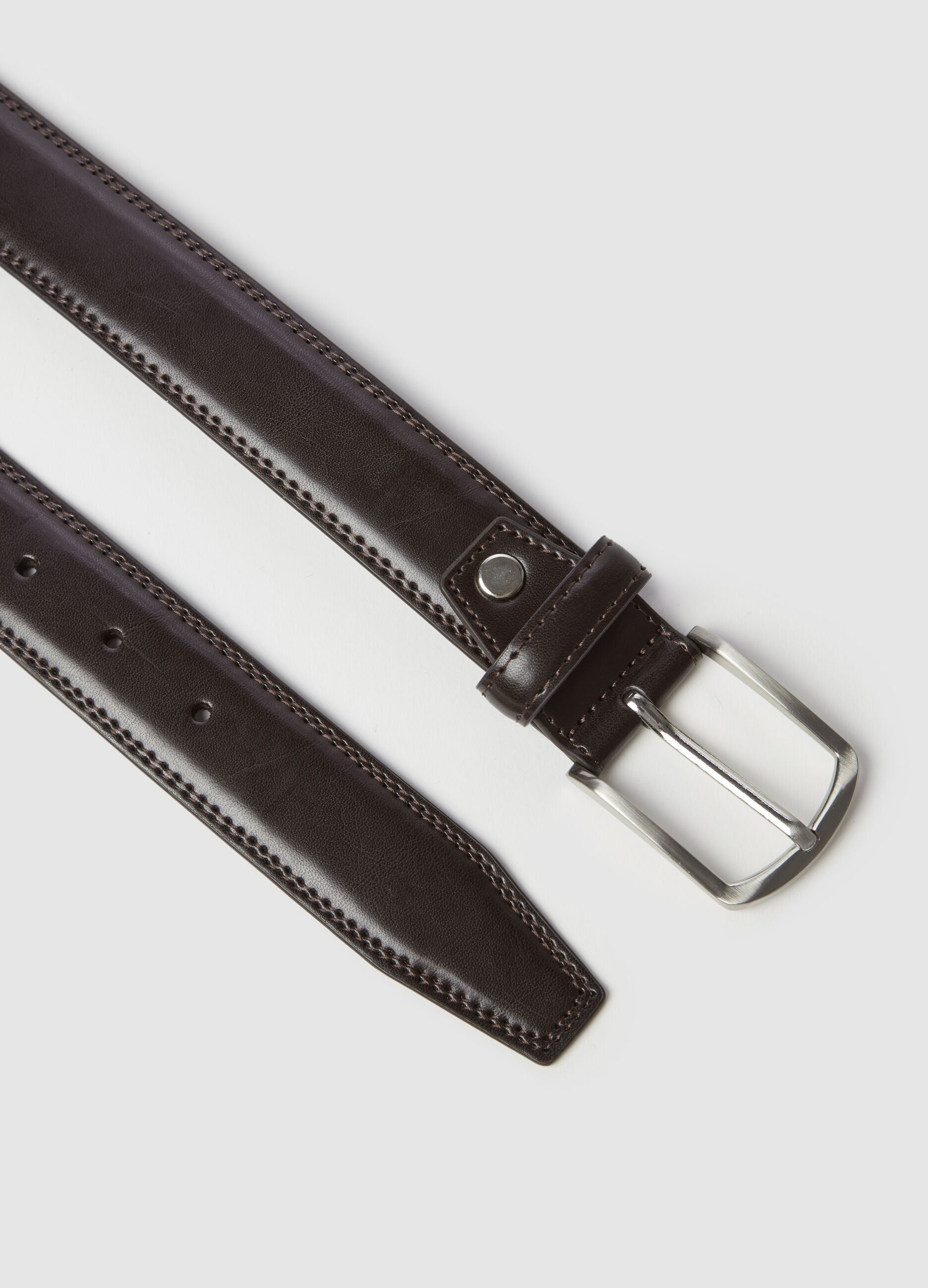 Rounded belt with metal buckle