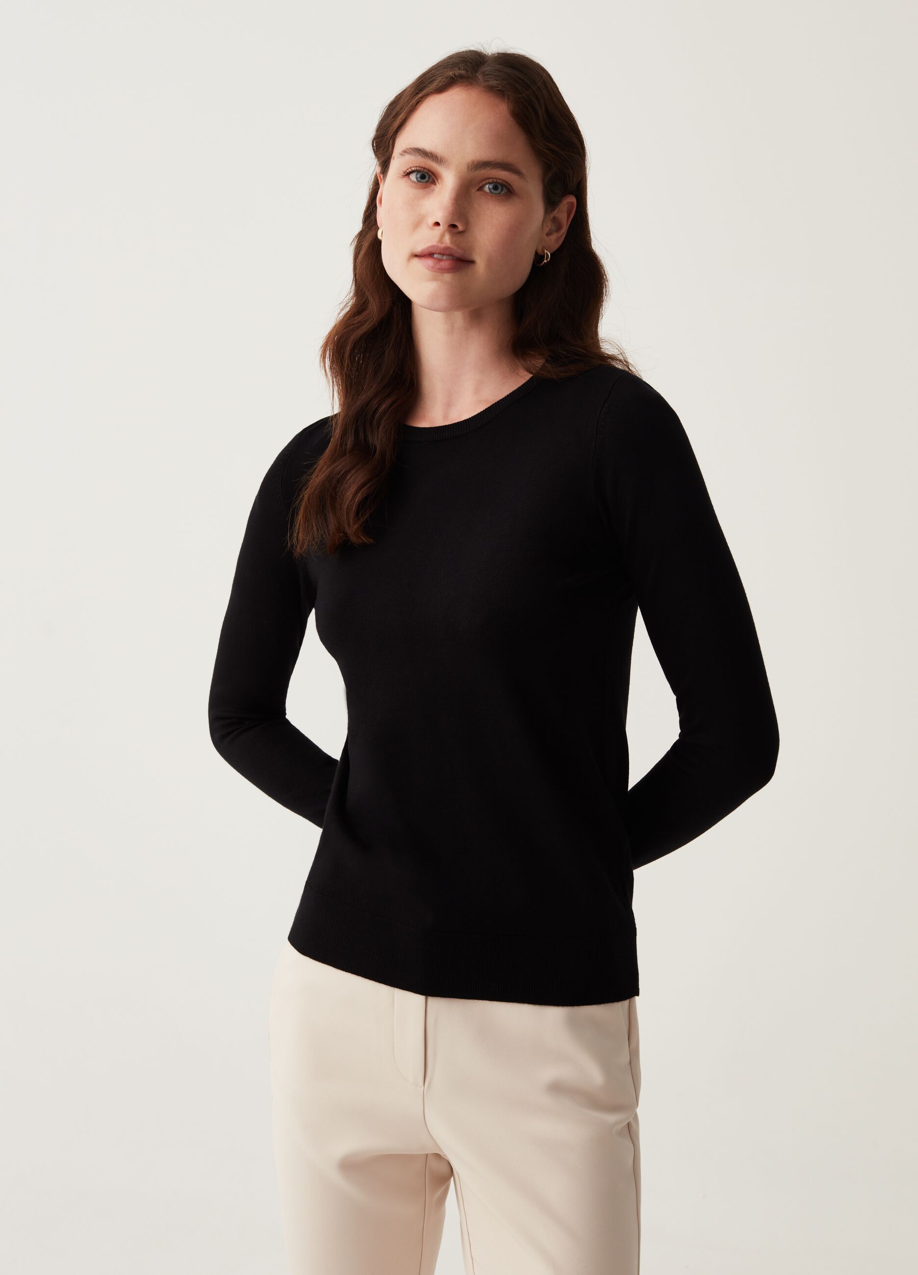 Solid colour pullover with round neck