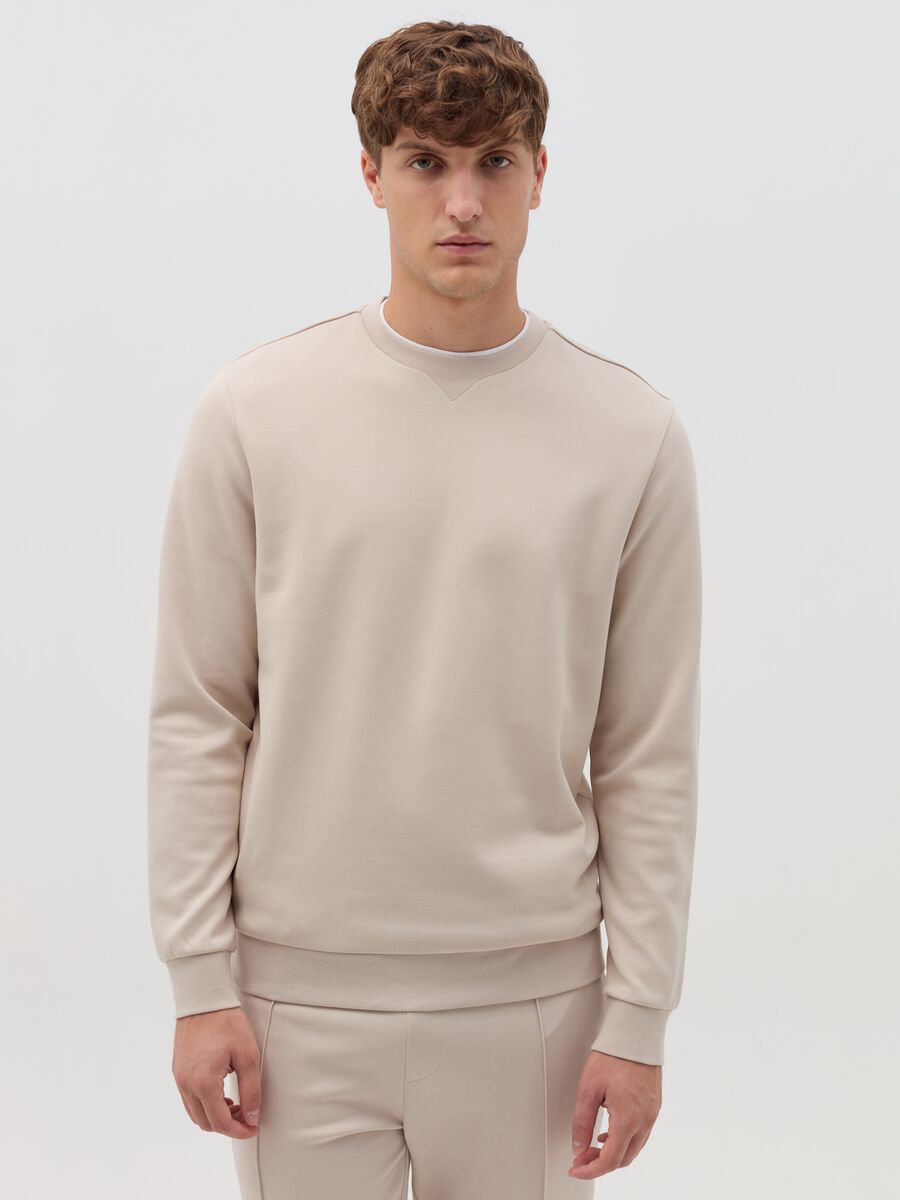 Sweatshirt with round neck and V detail_0