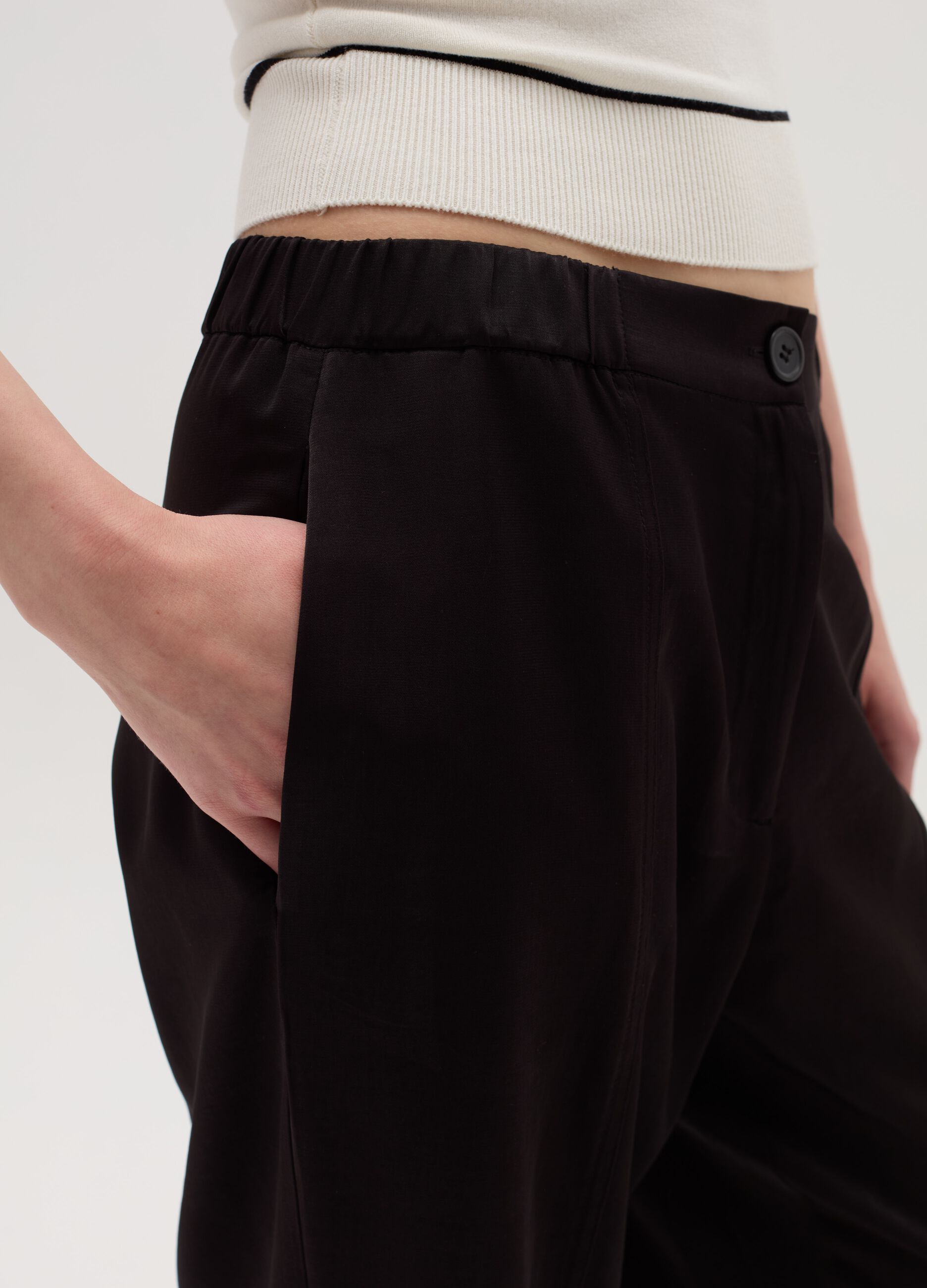 Pull-on trousers with raised stitching