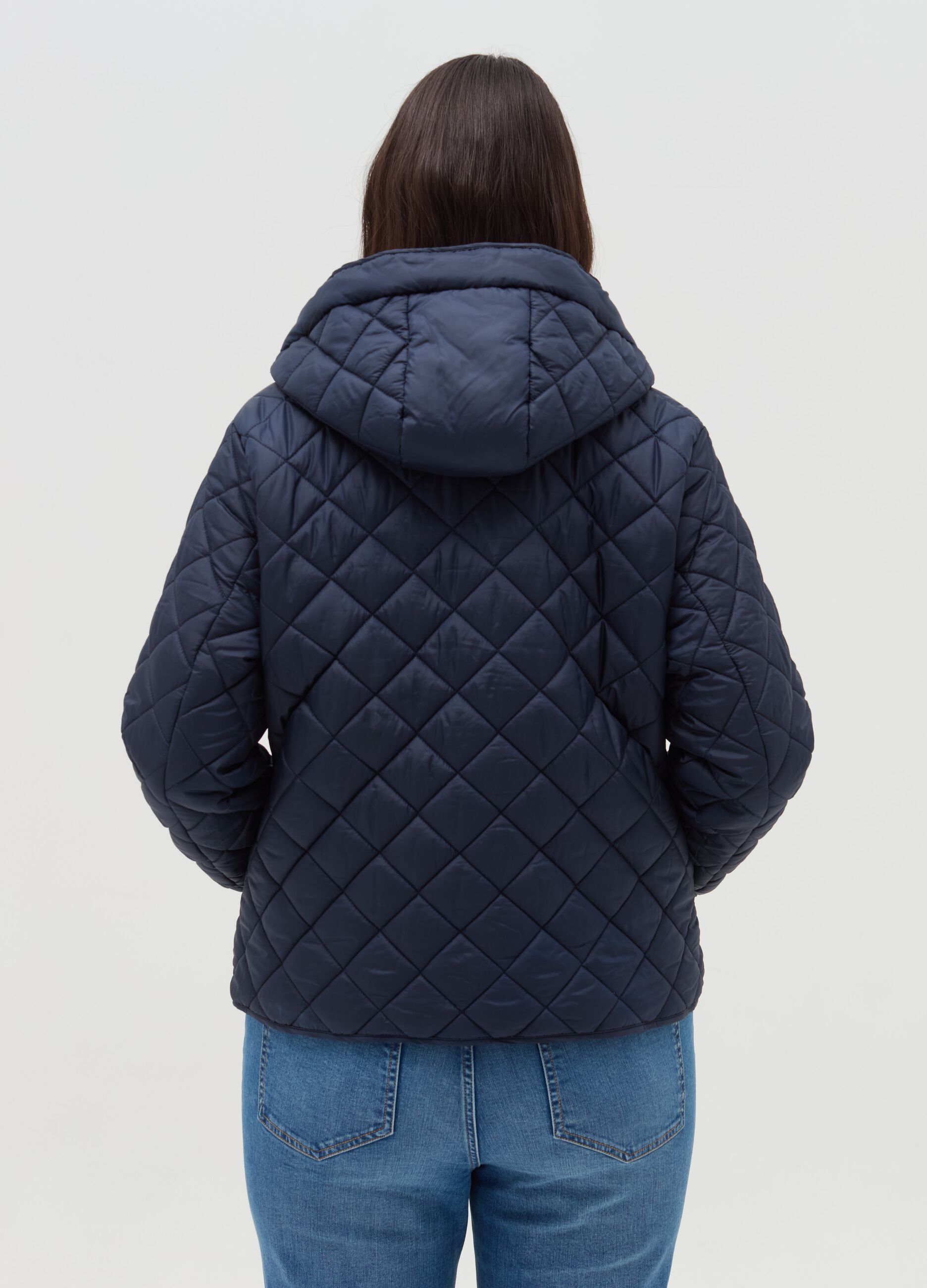 Curvy down jacket with diamond quilting