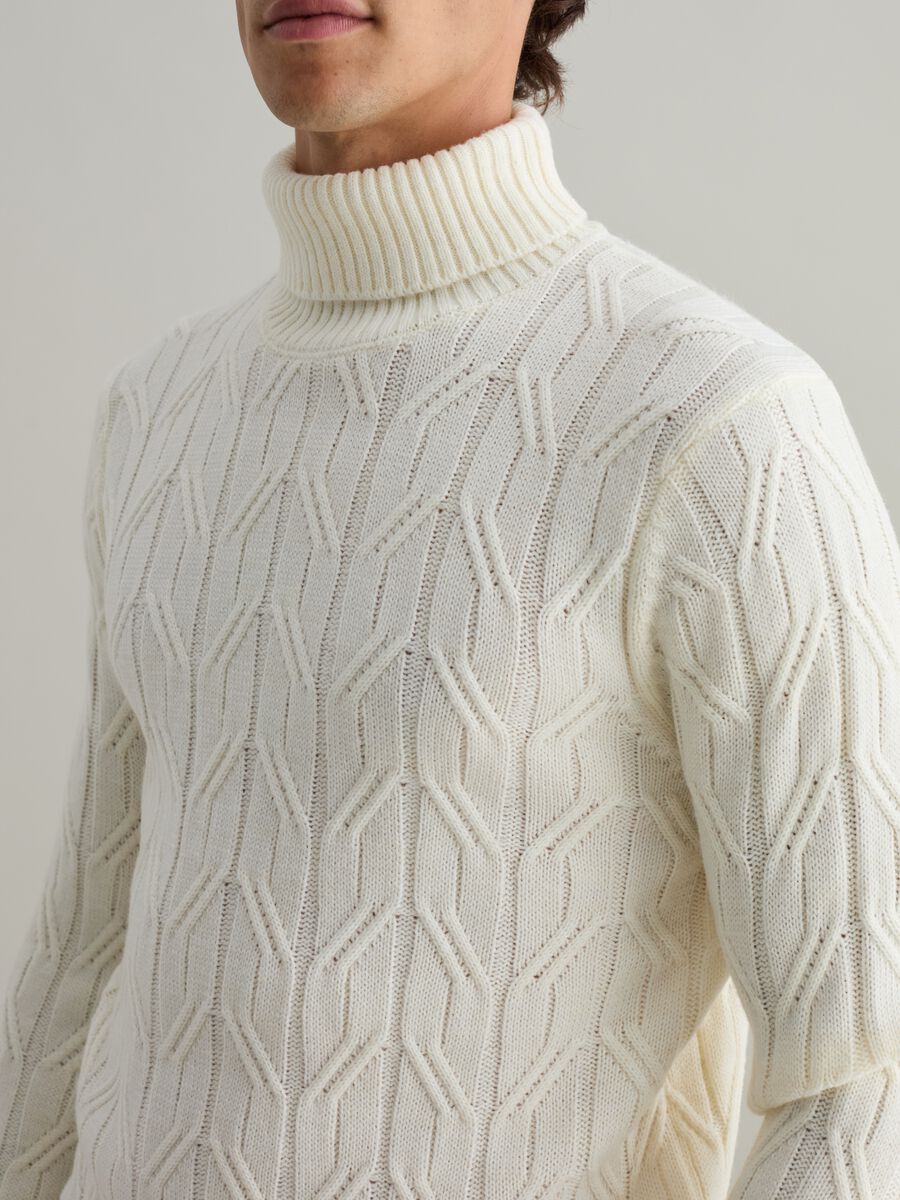 Contemporary cable-knit turtleneck_2