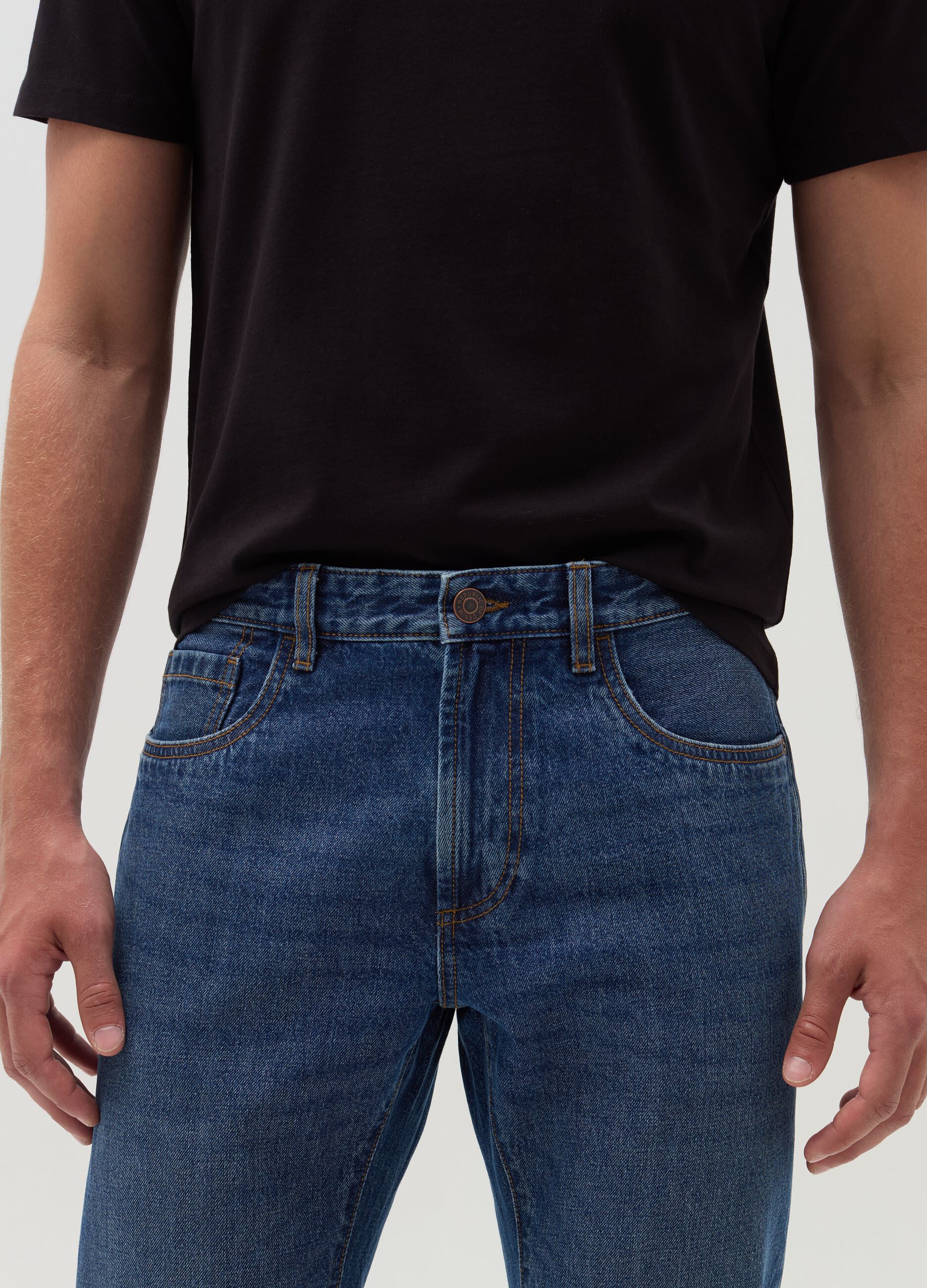 Regular fit jeans with discolouring